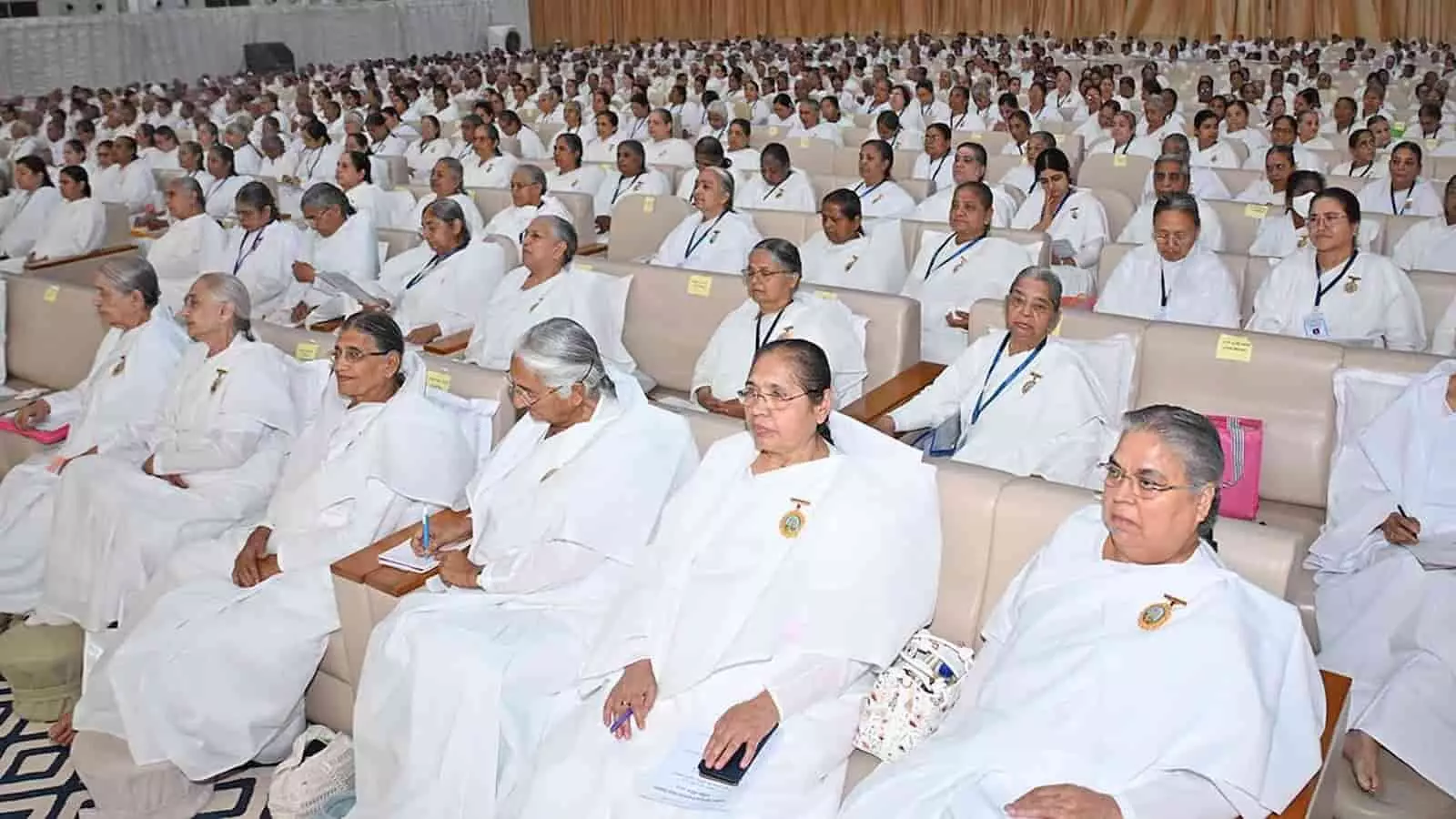 आबू रोड में आयोजित ब्रह्माकुमारीज की अंतरराष्ट्रीय कार्यकारिणी बैठक में मंचासीन वरिष्ठ पदाधिकारी और उपस्थित सदस्य। आबू रोड में आयोजित ब्रह्माकुमारीज की अंतरराष्ट्रीय कार्यकारिणी बैठक में मंचासीन वरिष्ठ पदाधिकारी और उपस्थित सदस्य।