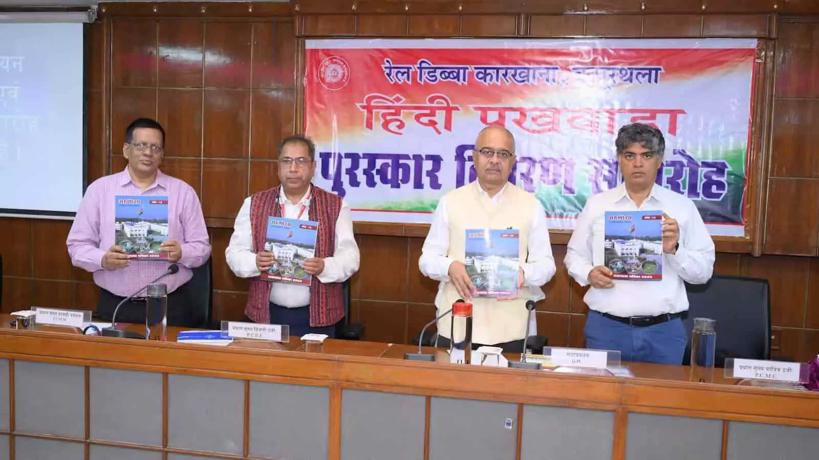 रेल डिब्बा कारखाना कपूरथला में महाप्रबंधक अजय नंदन अधिकारियों के साथ अरुणोदय पत्रिका का विमोचन करते हुए। रेल डिब्बा कारखाना कपूरथला में महाप्रबंधक अजय नंदन अधिकारियों के साथ अरुणोदय पत्रिका का विमोचन करते हुए।