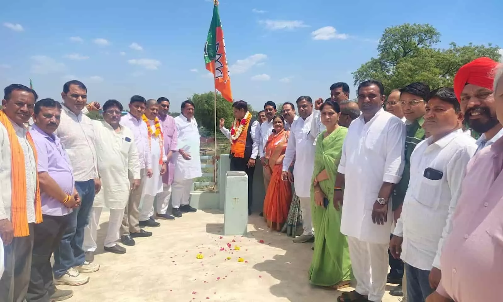 सवाई माधोपुर में भाजपा कार्यालय के बाहर जिलाध्यक्ष मानसिंह गुर्जर पार्टी का झंडा फहराते हुए स्थापना दिवस मना रहे हैं। सवाई माधोपुर में भाजपा कार्यालय के बाहर जिलाध्यक्ष मानसिंह गुर्जर पार्टी का झंडा फहराते हुए स्थापना दिवस मना रहे हैं।