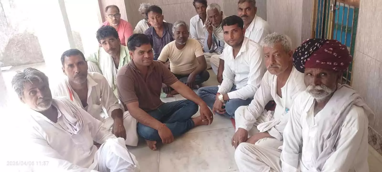 शिशोलाव में नुक्कड़ सभा के दौरान हाथ उठाकर नारेबाजी करते हुए कांग्रेस कार्यकर्ता और मंडल अध्यक्ष दीनदयाल वर्मा। शिशोलाव में नुक्कड़ सभा के दौरान हाथ उठाकर नारेबाजी करते हुए कांग्रेस कार्यकर्ता और मंडल अध्यक्ष दीनदयाल वर्मा।