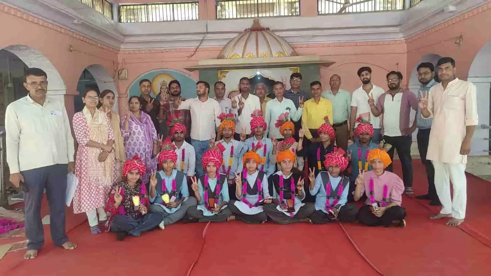 भुसावर के पीएम श्री विद्यालय में शिक्षकों द्वारा मेधावी छात्र का साफा पहनाकर सम्मान किया जा रहा है। भुसावर के पीएम श्री विद्यालय में शिक्षकों द्वारा मेधावी छात्र का साफा पहनाकर सम्मान किया जा रहा है।