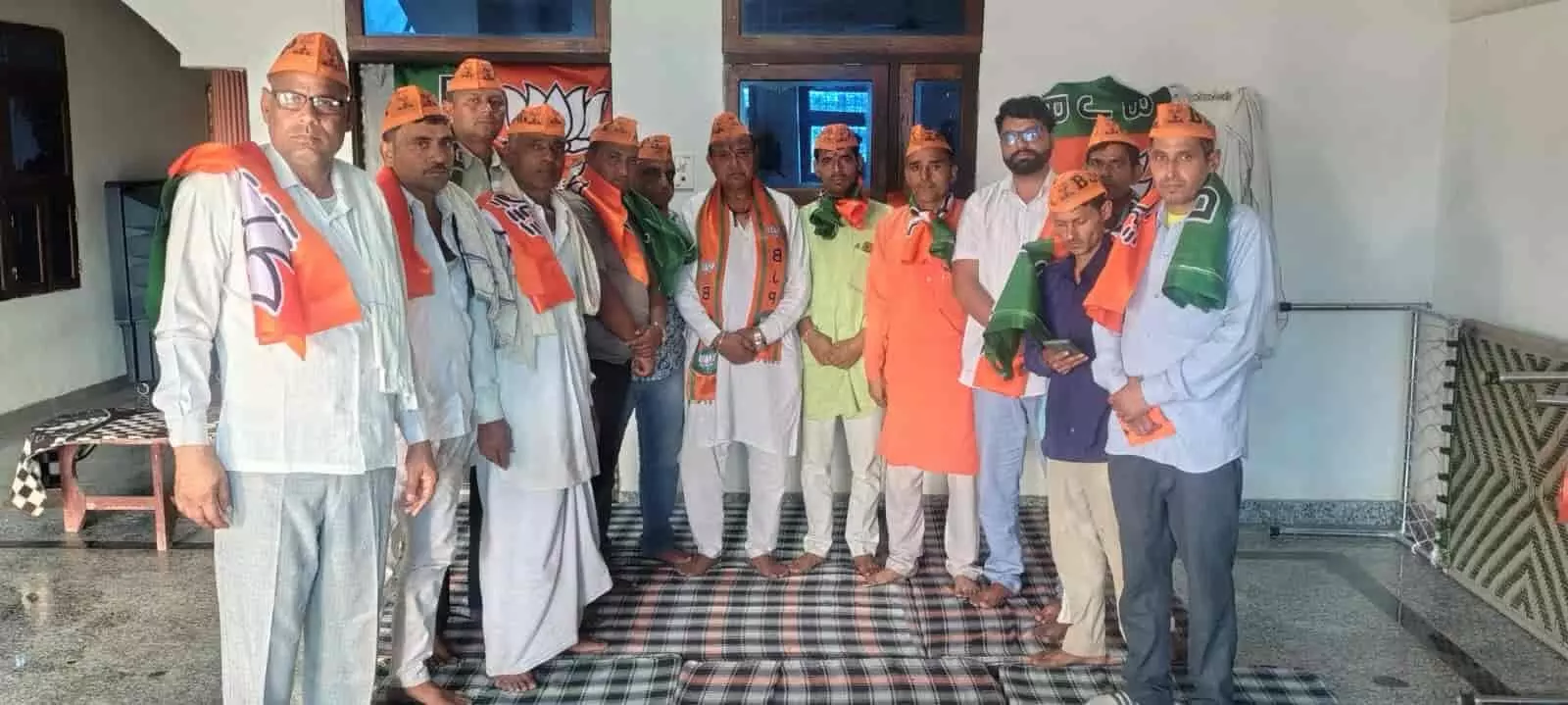 डीग के पान्हौरी शक्ति केंद्र पर भाजपा स्थापना दिवस समारोह के दौरान मंच पर बैठे पार्टी नेता और उपस्थित कार्यकर्ता। डीग के पान्हौरी शक्ति केंद्र पर भाजपा स्थापना दिवस समारोह के दौरान मंच पर बैठे पार्टी नेता और उपस्थित कार्यकर्ता।
