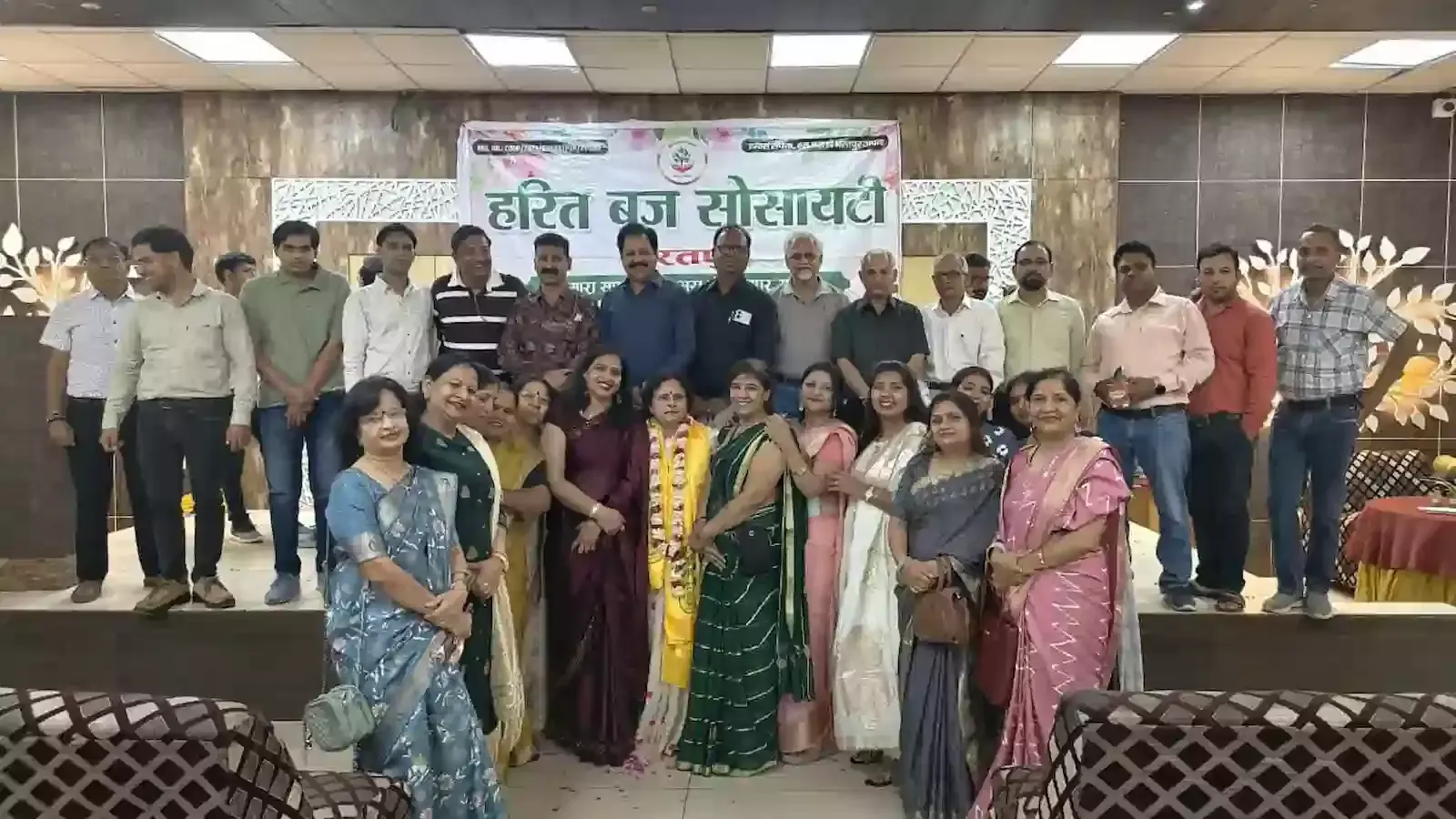 होटल रुचि भरतपुर में हरित बृज सोसायटी की बैठक के दौरान डॉ संगीता चतुर्वेदी अध्यक्ष पद की शपथ लेते हुए। होटल रुचि भरतपुर में हरित बृज सोसायटी की बैठक के दौरान डॉ संगीता चतुर्वेदी अध्यक्ष पद की शपथ लेते हुए।