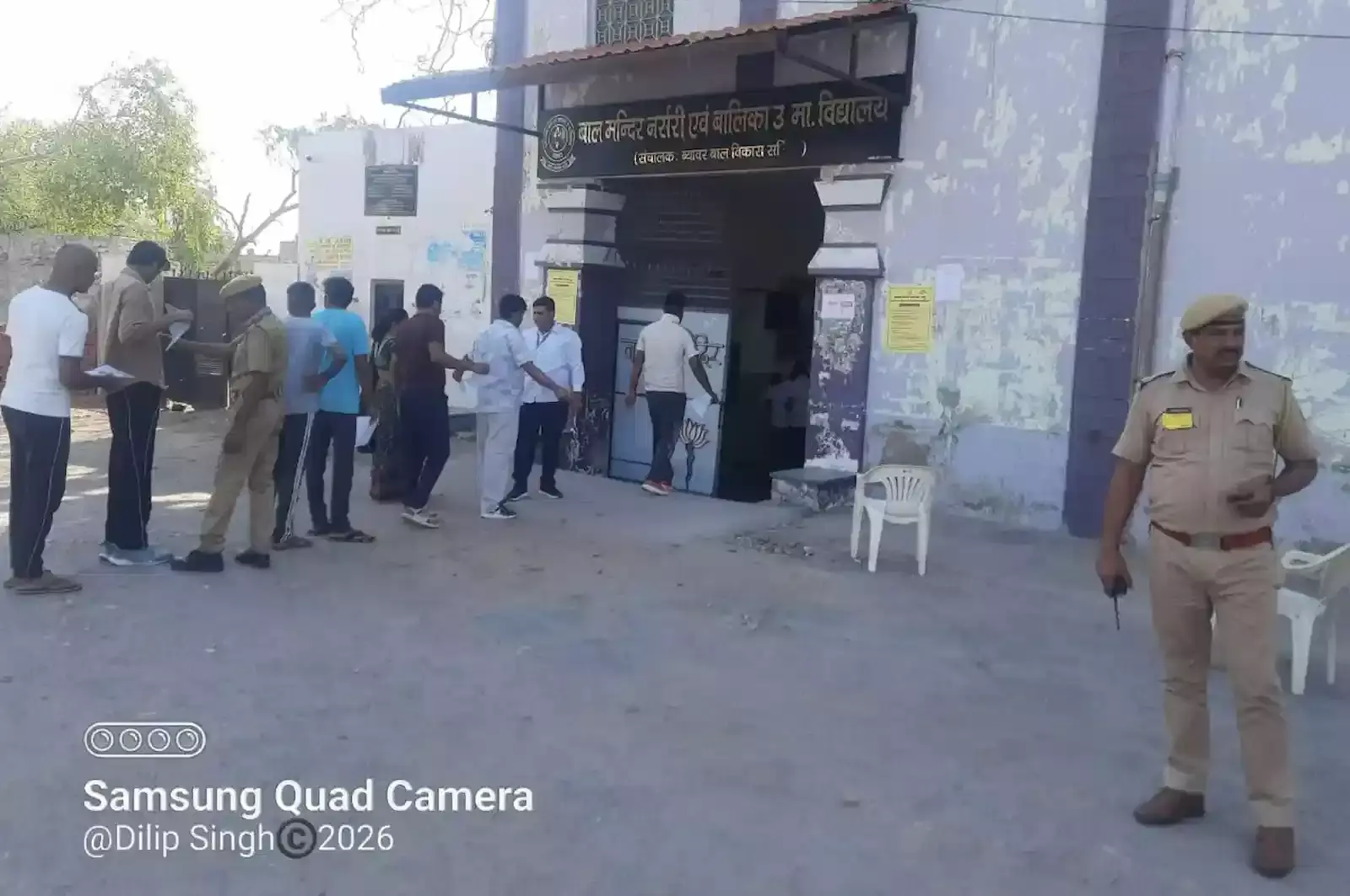 ब्यावर के परीक्षा केंद्र पर पुलिस अधिकारियों द्वारा अभ्यर्थियों की सघन तलाशी और राजस्थान पुलिस एसआई परीक्षा का सफल संचालन। ब्यावर के परीक्षा केंद्र पर पुलिस अधिकारियों द्वारा अभ्यर्थियों की सघन तलाशी और राजस्थान पुलिस एसआई परीक्षा का सफल संचालन।