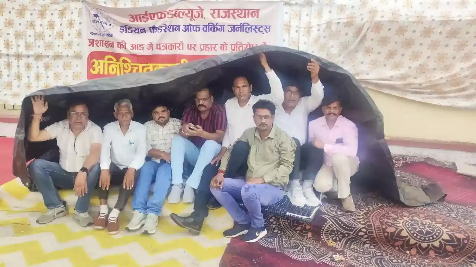 जयपुर में आईएफडब्ल्यूजे के सदस्य पत्रकारों की मांगों के समर्थन में धरना देते हुए। जयपुर में आईएफडब्ल्यूजे के सदस्य पत्रकारों की मांगों के समर्थन में धरना देते हुए।