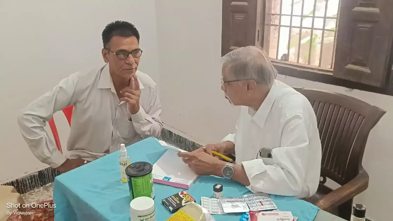 धरियावद महावीर वाटिका में चर्म रोग निदान शिविर के दौरान उपचार हेतु कतार में खड़े ग्रामीण और नागरिक। धरियावद महावीर वाटिका में चर्म रोग निदान शिविर के दौरान उपचार हेतु कतार में खड़े ग्रामीण और नागरिक।