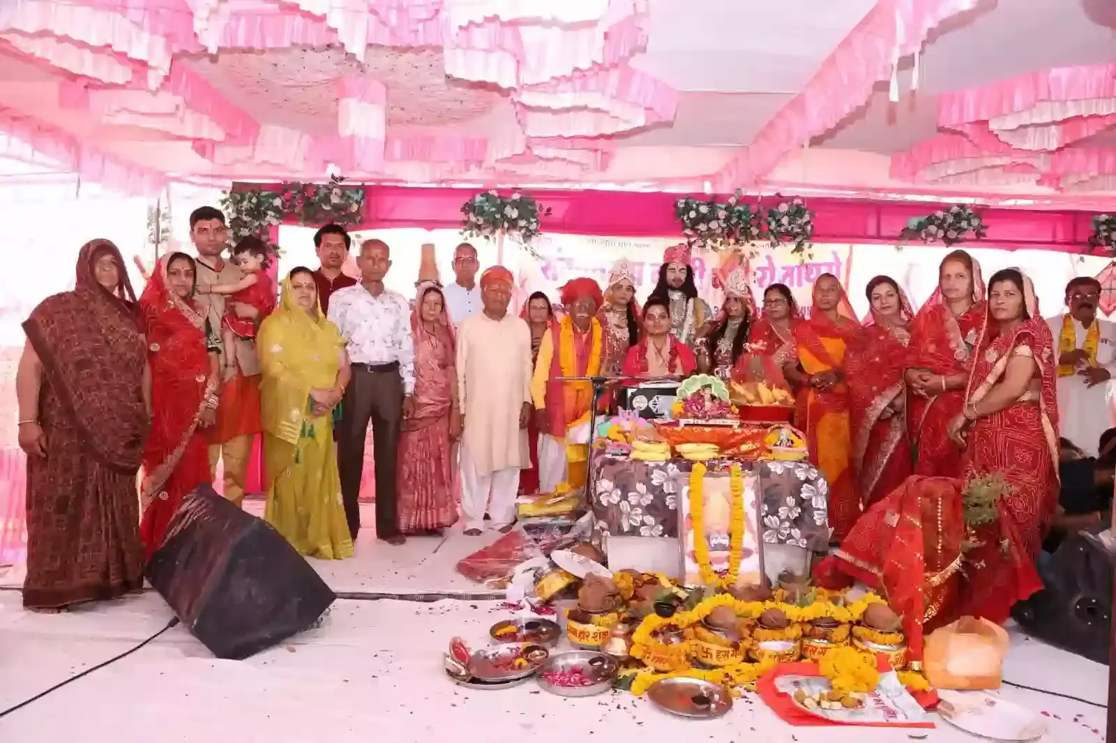 भीलवाड़ा के कमला विहार में नानीबाई रो मायरो कथा के दौरान व्यास पीठ पर बैठीं कथावाचिका दीपा दाधीच। भीलवाड़ा के कमला विहार में नानीबाई रो मायरो कथा के दौरान व्यास पीठ पर बैठीं कथावाचिका दीपा दाधीच।
