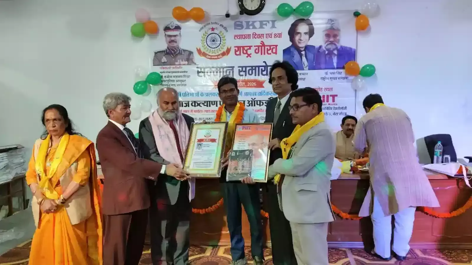 ग्रेटर नोएडा के सम्मान समारोह में मंच पर अतिथियों से राष्ट्र गौरव पुरस्कार प्राप्त करते शिक्षक मोहन लाल रेगर। ग्रेटर नोएडा के सम्मान समारोह में मंच पर अतिथियों से राष्ट्र गौरव पुरस्कार प्राप्त करते शिक्षक मोहन लाल रेगर।