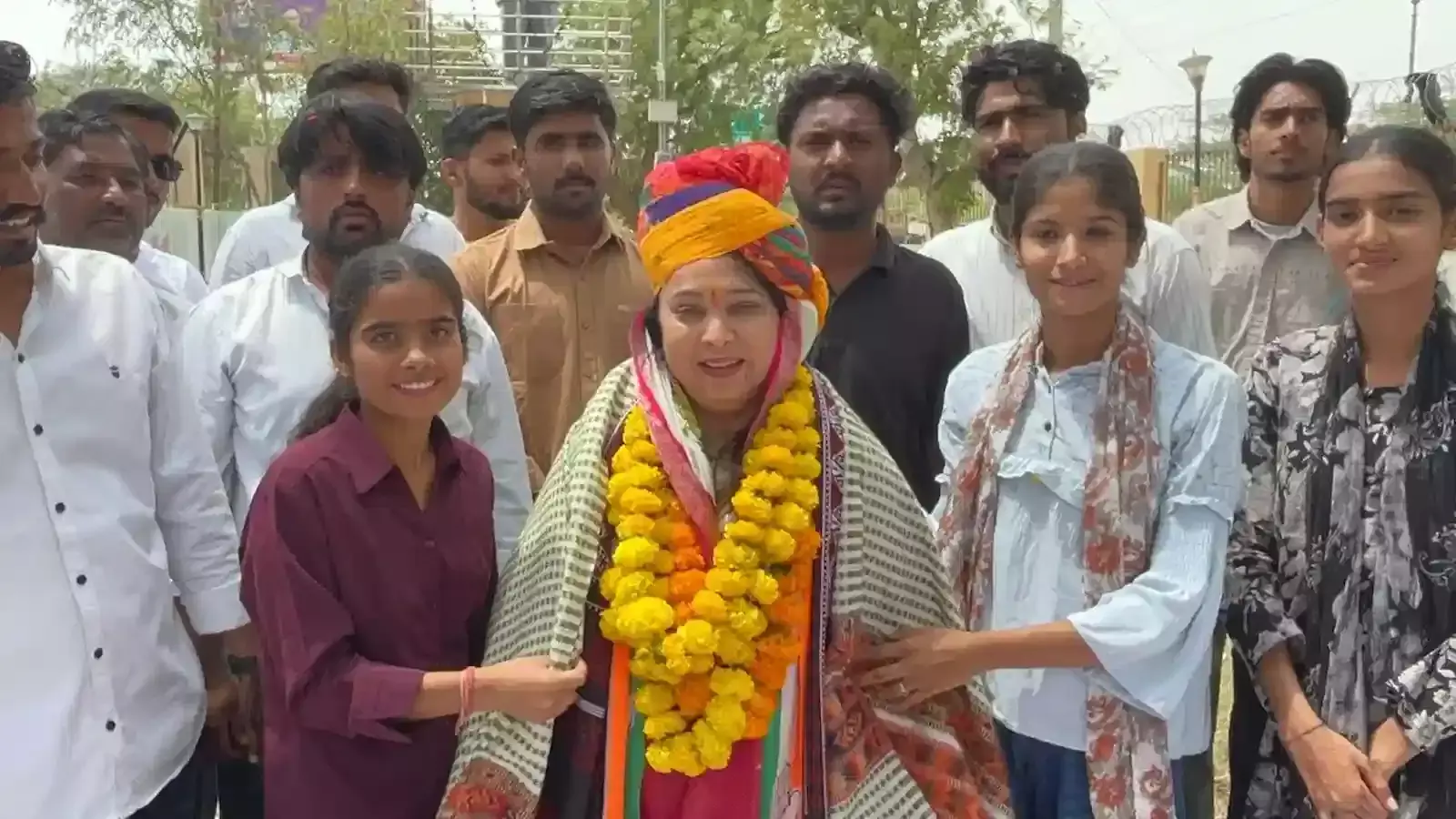 जैसलमेर के अंबेडकर पार्क में पूर्व जिला प्रमुख अंजना मेघवाल का जन्मदिन मनाते हुए समर्थक। जैसलमेर के अंबेडकर पार्क में पूर्व जिला प्रमुख अंजना मेघवाल का जन्मदिन मनाते हुए समर्थक।