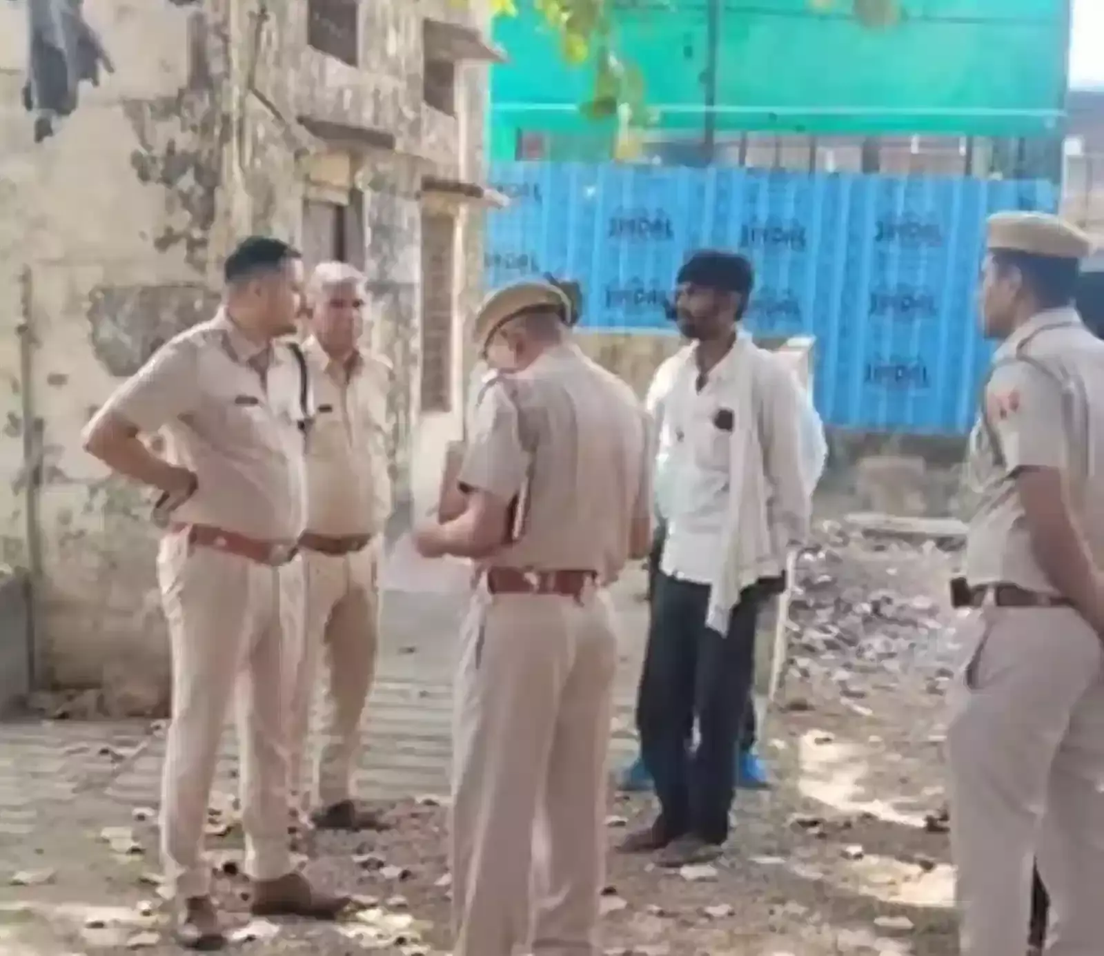 हिंडौन जिला अस्पताल की मोर्चरी के बाहर खड़े पुलिस अधिकारी और मृतका के परिजन भावना मीना मृत्यु मामले में कार्रवाई के दौरान।