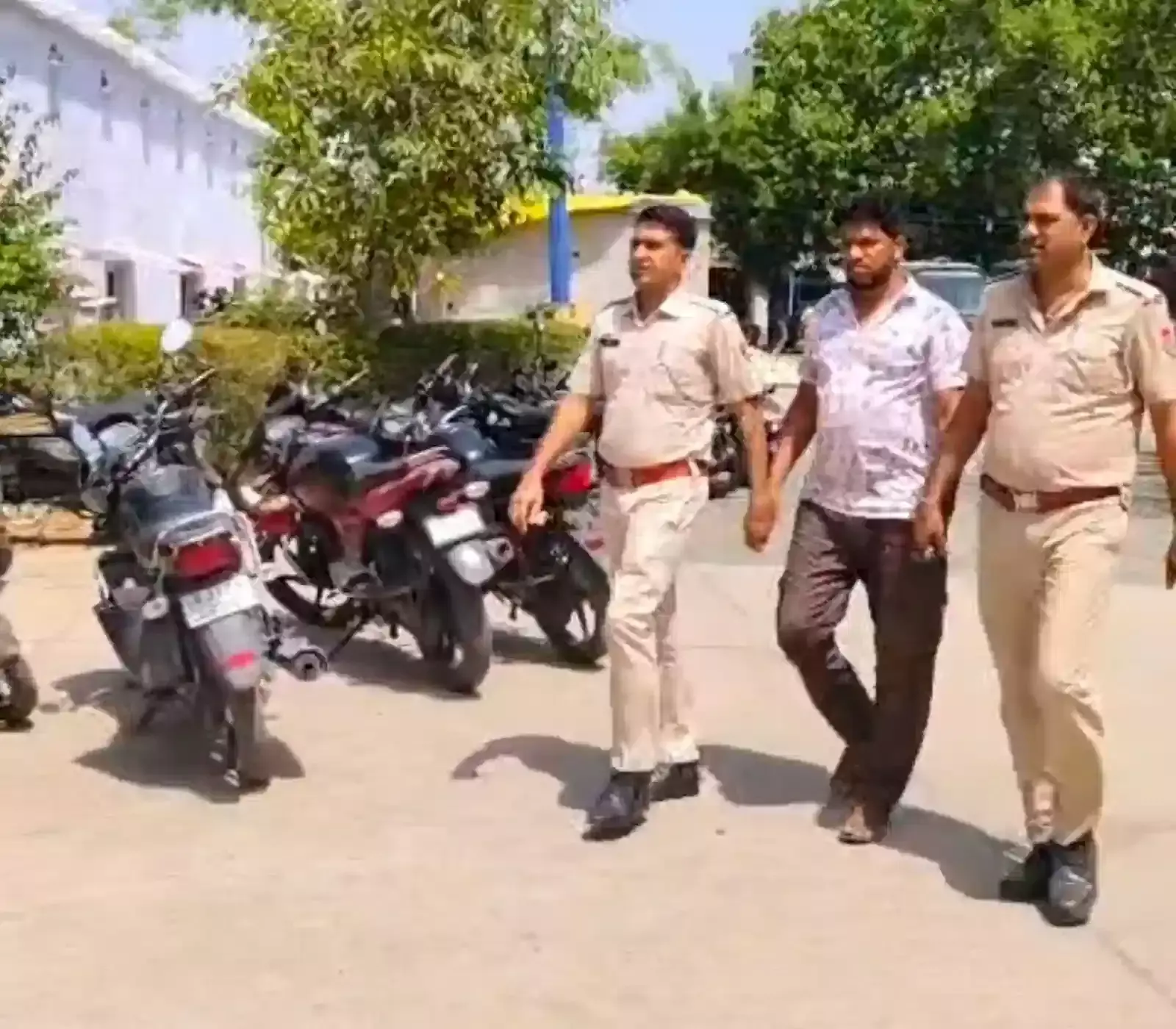 खानपुर थाना पुलिस की गिरफ्त में खड़ा हत्या के षड्यंत्र का आरोपी धनराज मीणा झालावाड़। खानपुर थाना पुलिस की गिरफ्त में खड़ा हत्या के षड्यंत्र का आरोपी धनराज मीणा झालावाड़।