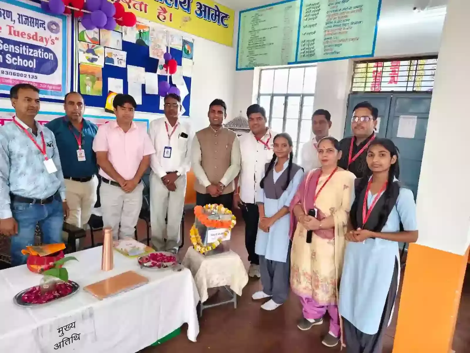 आमेट के विद्यालय सभागार में साइबर सुरक्षा कार्यशाला के दौरान मंच पर बैठे न्यायिक मजिस्ट्रेट और अतिथि। आमेट के विद्यालय सभागार में साइबर सुरक्षा कार्यशाला के दौरान मंच पर बैठे न्यायिक मजिस्ट्रेट और अतिथि।