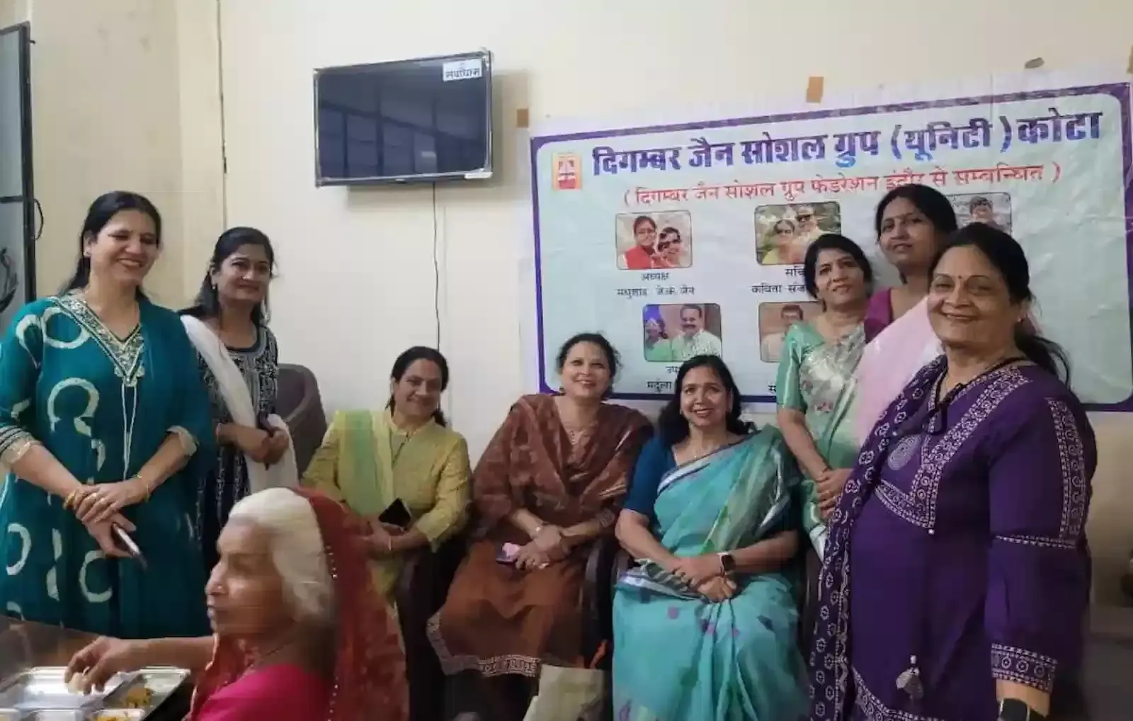 कोटा के सेवाधाम आश्रम में दिगंबर जैन सोशल ग्रुप लेडीज यूनिटी द्वारा बुजुर्गों को भोजन परोसने का दृश्य। कोटा के सेवाधाम आश्रम में दिगंबर जैन सोशल ग्रुप लेडीज यूनिटी द्वारा बुजुर्गों को भोजन परोसने का दृश्य।