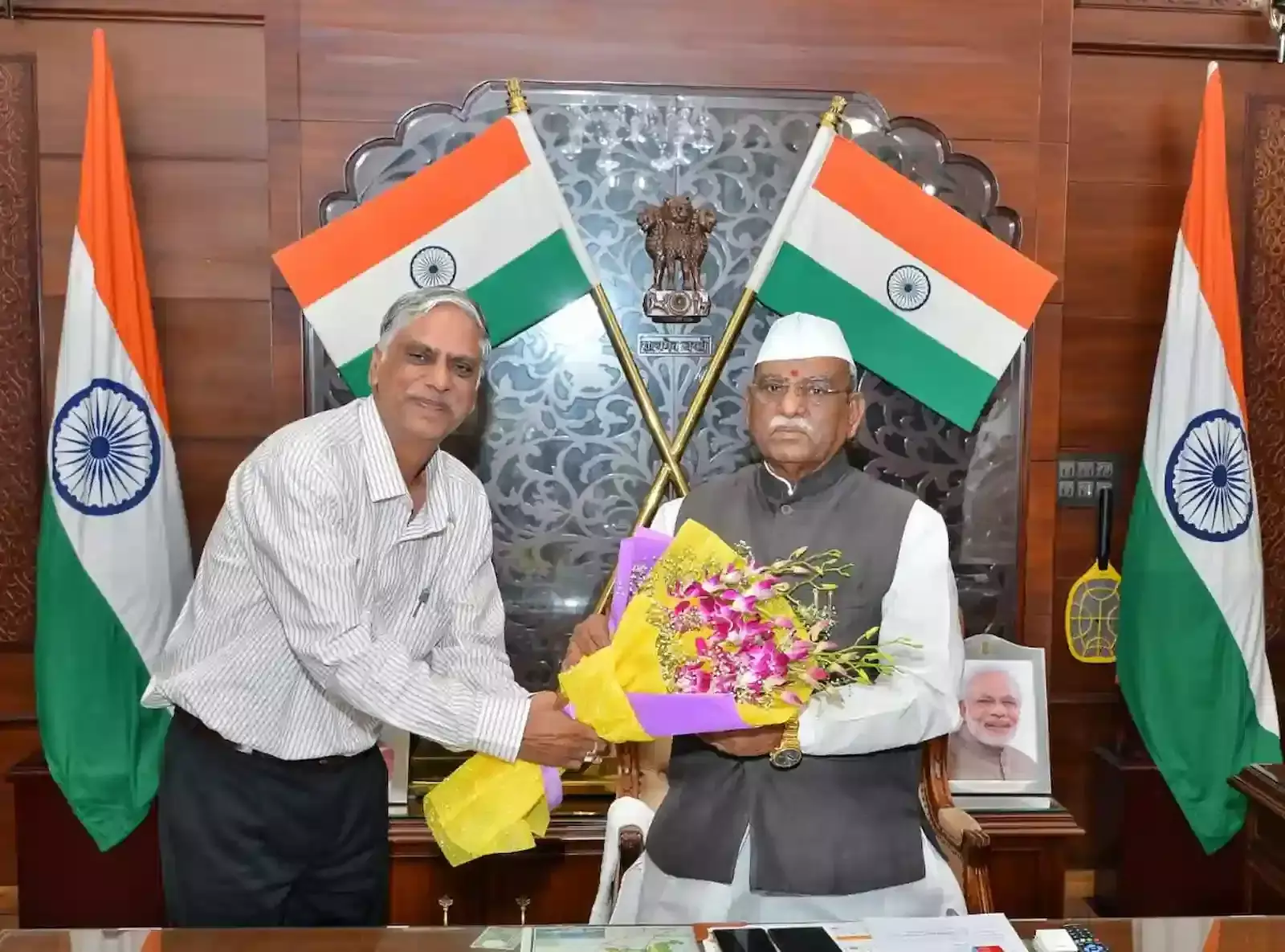 कुलपति प्रो रमन कुमार दवे जयपुर के लोकभवन में राज्यपाल हरिभाऊ बागडे से भेंट कर रहे हैं। कुलपति प्रो रमन कुमार दवे जयपुर के लोकभवन में राज्यपाल हरिभाऊ बागडे से भेंट कर रहे हैं।