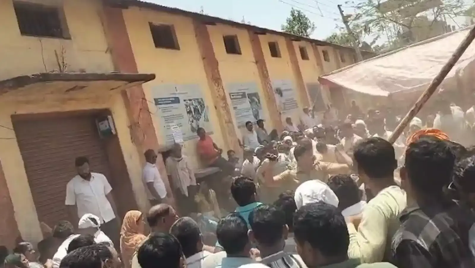 भडगाव शेतकरी संघ कार्यालय के बाहर सड़क पर ज्वारी टोकन के लिए कतार में खड़े किसान। भडगाव शेतकरी संघ कार्यालय के बाहर सड़क पर ज्वारी टोकन के लिए कतार में खड़े किसान।