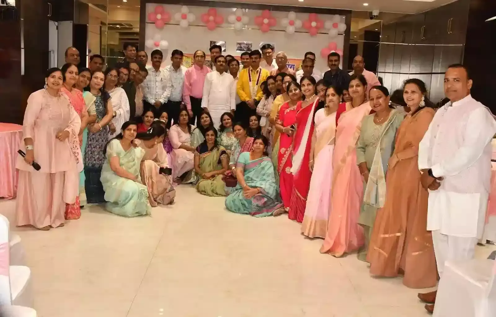 कोटा में दिगम्बर जैन सोशल ग्रुप की महिलाएं दीप प्रज्ज्वलित कर समारोह का शुभारंभ कर रही हैं। कोटा में दिगम्बर जैन सोशल ग्रुप की महिलाएं दीप प्रज्ज्वलित कर समारोह का शुभारंभ कर रही हैं।