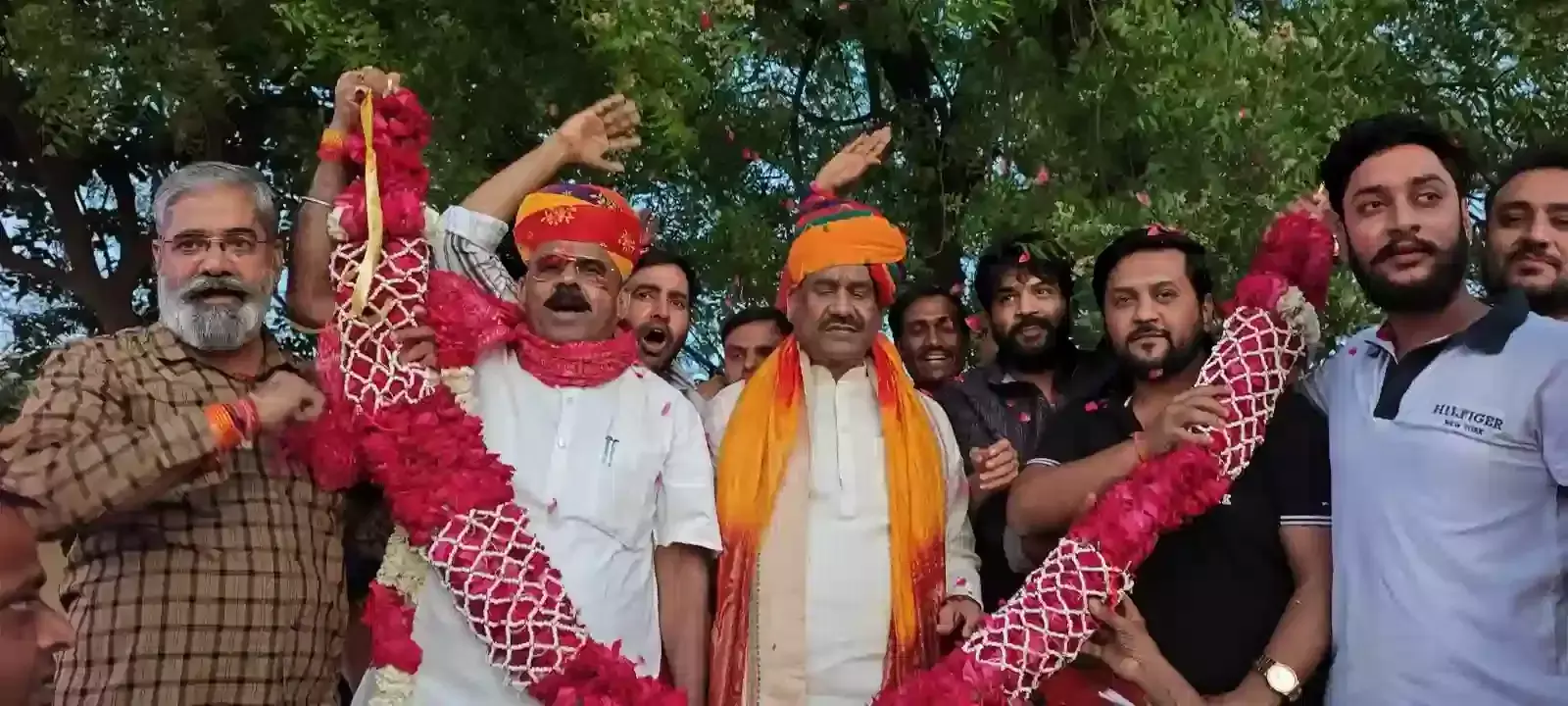 कोटा में लोकसभा अध्यक्ष ओम बिरला का स्वागत करते डेयरी चेयरमैन चैनसिंह राठौड़ और अन्य पदाधिकारी। कोटा में लोकसभा अध्यक्ष ओम बिरला का स्वागत करते डेयरी चेयरमैन चैनसिंह राठौड़ और अन्य पदाधिकारी।