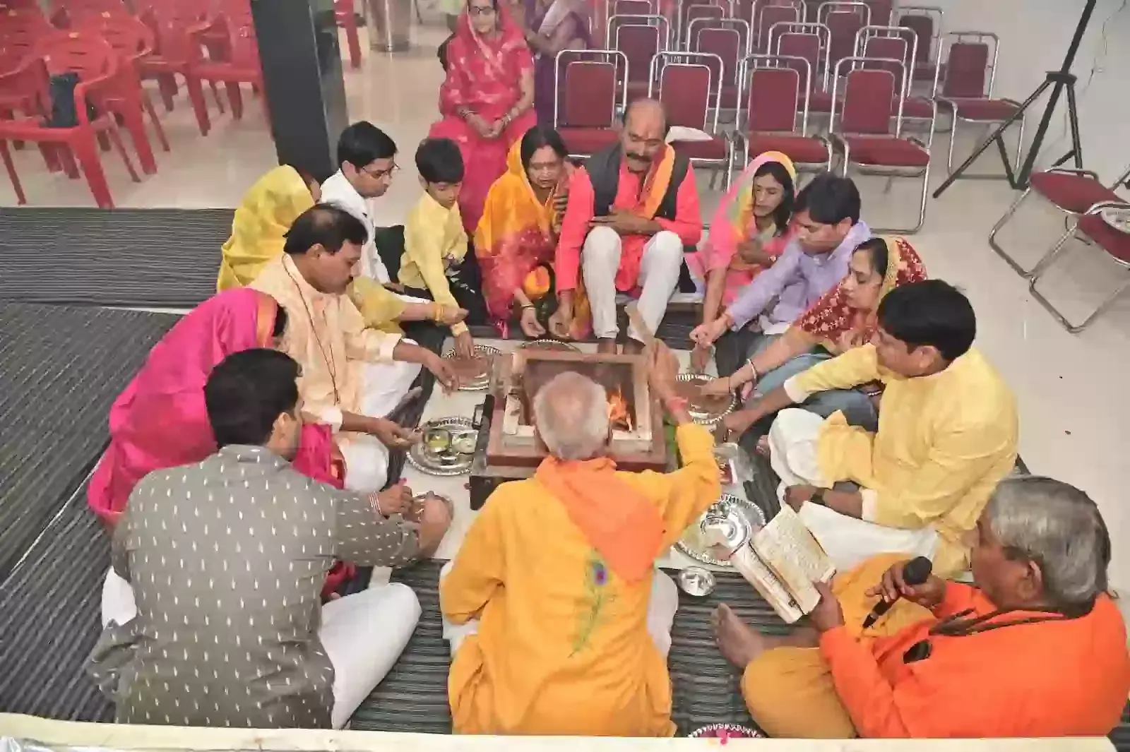 कोटा में मैथिल ब्राह्मण समाज के होली मिलन कार्यक्रम में फूलों की होली खेलते श्रद्धालु और मंचासीन अतिथि। कोटा में मैथिल ब्राह्मण समाज के होली मिलन कार्यक्रम में फूलों की होली खेलते श्रद्धालु और मंचासीन अतिथि।