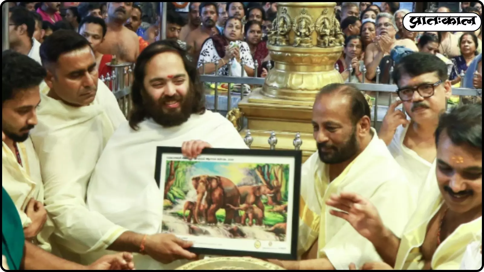 मंदिर परिसर में अनंत अंबानी पुजारियों के साथ खड़े होकर धार्मिक चित्र भेंट कर रहे हैं।