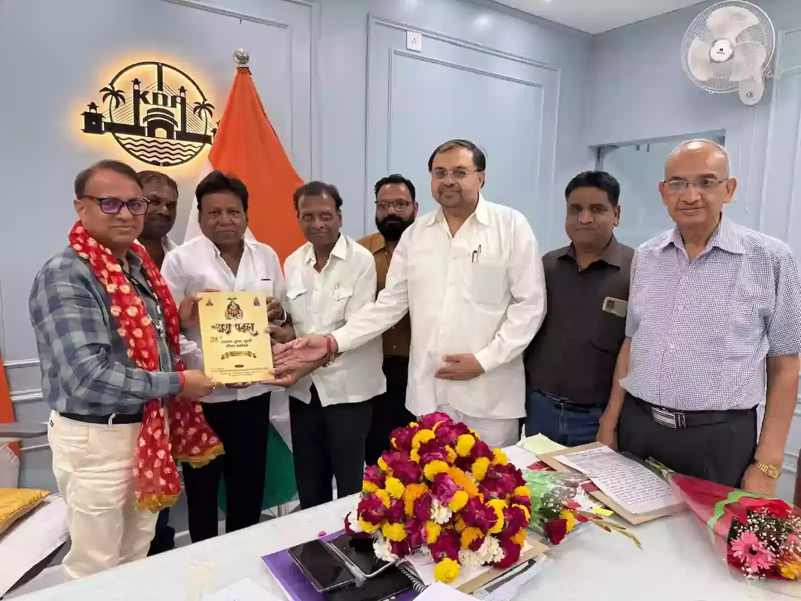 कोटा में नवनियुक्त केडीए आयुक्त वचनेश कुमार अग्रवाल का अभिनंदन करते अग्रवाल समाज के सदस्य। कोटा में नवनियुक्त केडीए आयुक्त वचनेश कुमार अग्रवाल का अभिनंदन करते अग्रवाल समाज के सदस्य।