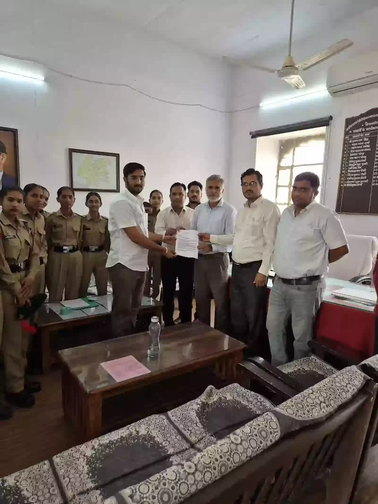 जैसलमेर कन्या महाविद्यालय में प्राचार्य को मांगों का ज्ञापन सौंपती छात्राएं और छात्र नेता करण प्रताप सिंह देय्या। जैसलमेर कन्या महाविद्यालय में प्राचार्य को मांगों का ज्ञापन सौंपती छात्राएं और छात्र नेता करण प्रताप सिंह देय्या।