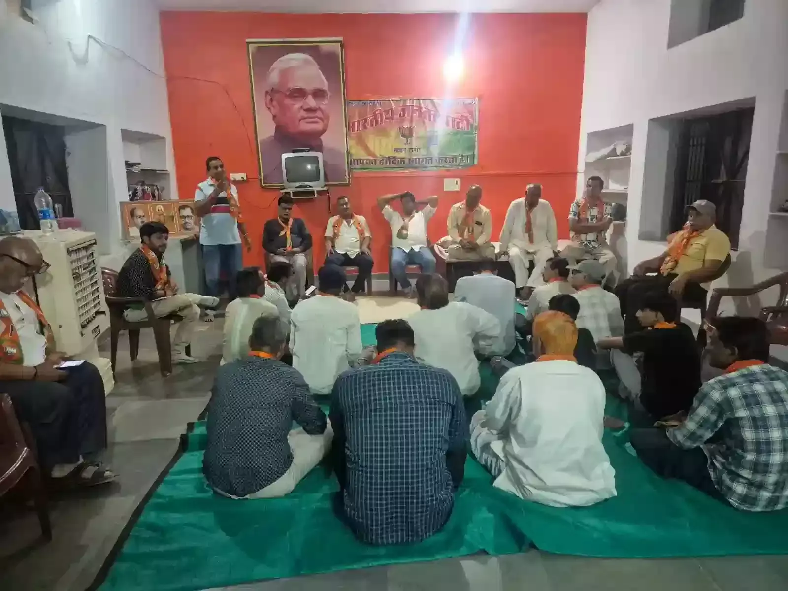 कानोड़ के पीपलवास रोड पर भाजपा स्थापना दिवस समारोह के दौरान विचार गोष्ठी में भाग लेते पार्टी कार्यकर्ता।