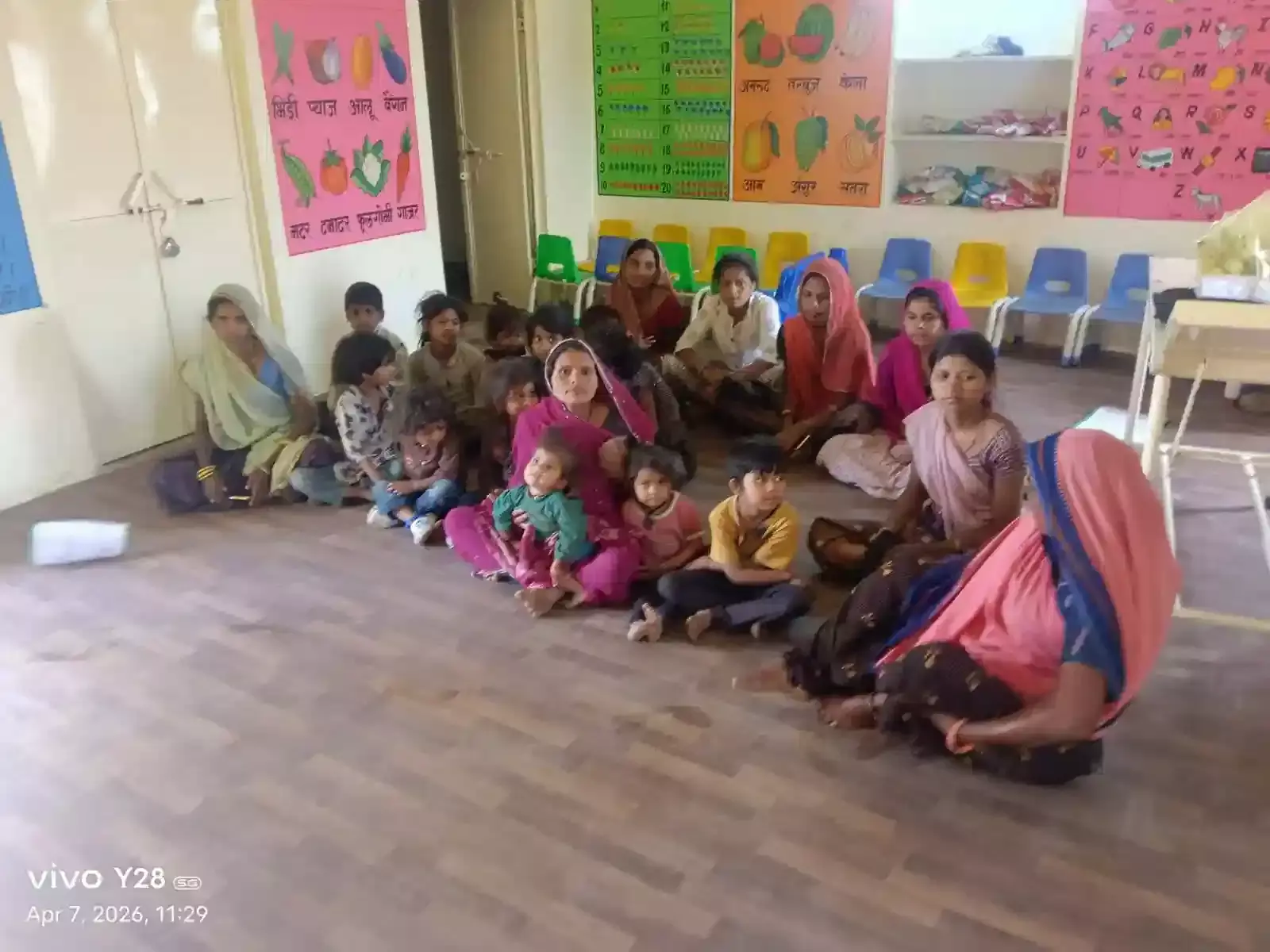 कानोड़ के आंगनबाड़ी नंदघर केंद्र पर किशोरियों का हीमोग्लोबिन और वजन चेक करती स्वास्थ्य कार्यकर्ता।