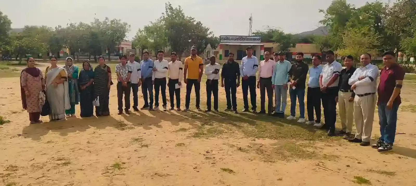 राजकीय विद्यालय गुढ़ाचंद्रजी में राजस्थान शिक्षक संघ के सदस्य काली पट्टी बांधकर अवकाश कटौती का विरोध करते हुए।