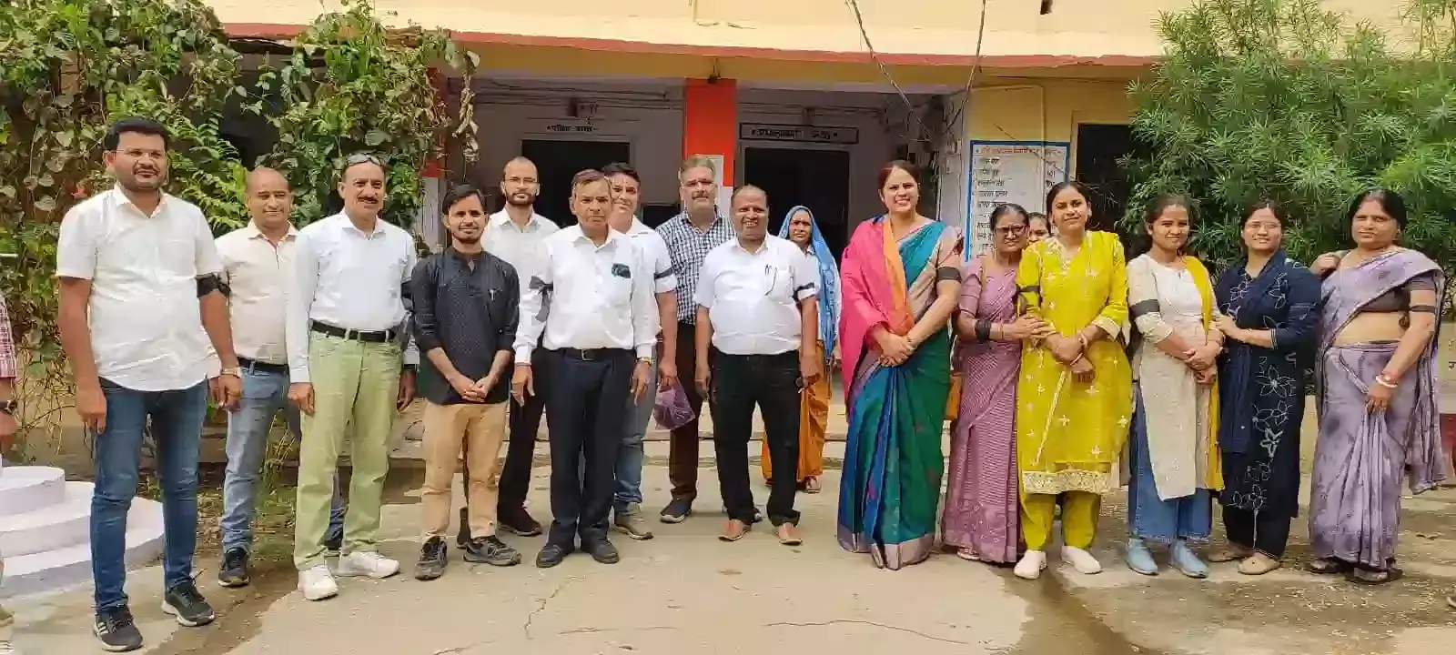 सवाई माधोपुर में ग्रीष्मावकाश कटौती के विरोध में काली पट्टी बांधकर विरोध प्रदर्शन करते राजस्थान के शिक्षक।