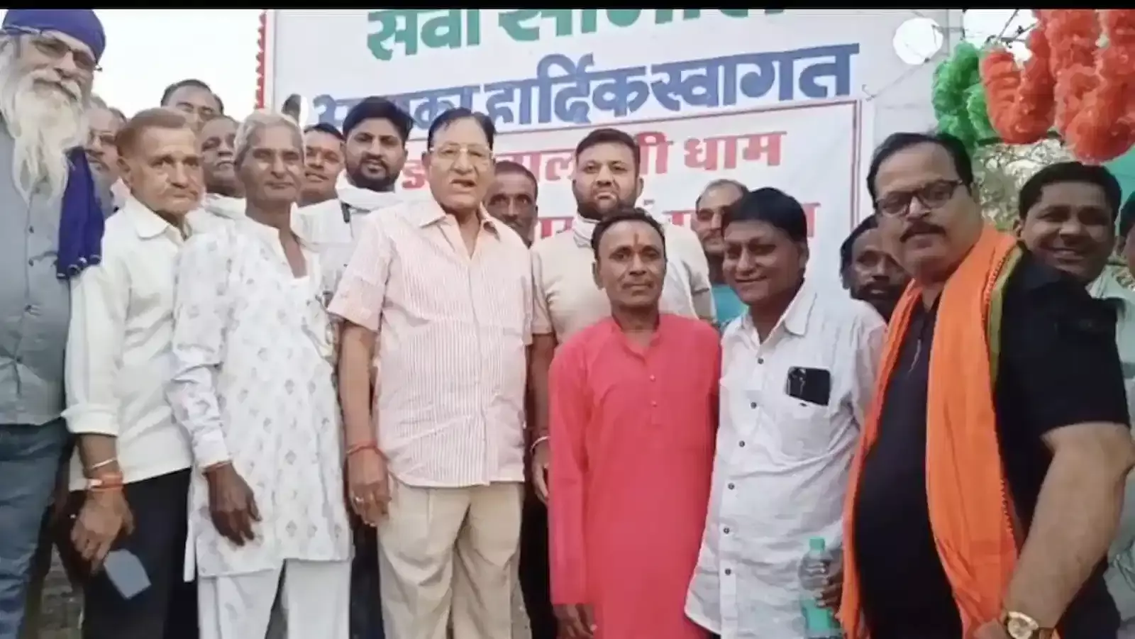 बारां में एनएच 76 के समीप शांति धारीवाल मूंडली बालाजी धाम पर नई प्याऊ का फीता काटकर उद्घाटन करते हुए। बारां में एनएच 76 के समीप शांति धारीवाल मूंडली बालाजी धाम पर नई प्याऊ का फीता काटकर उद्घाटन करते हुए।