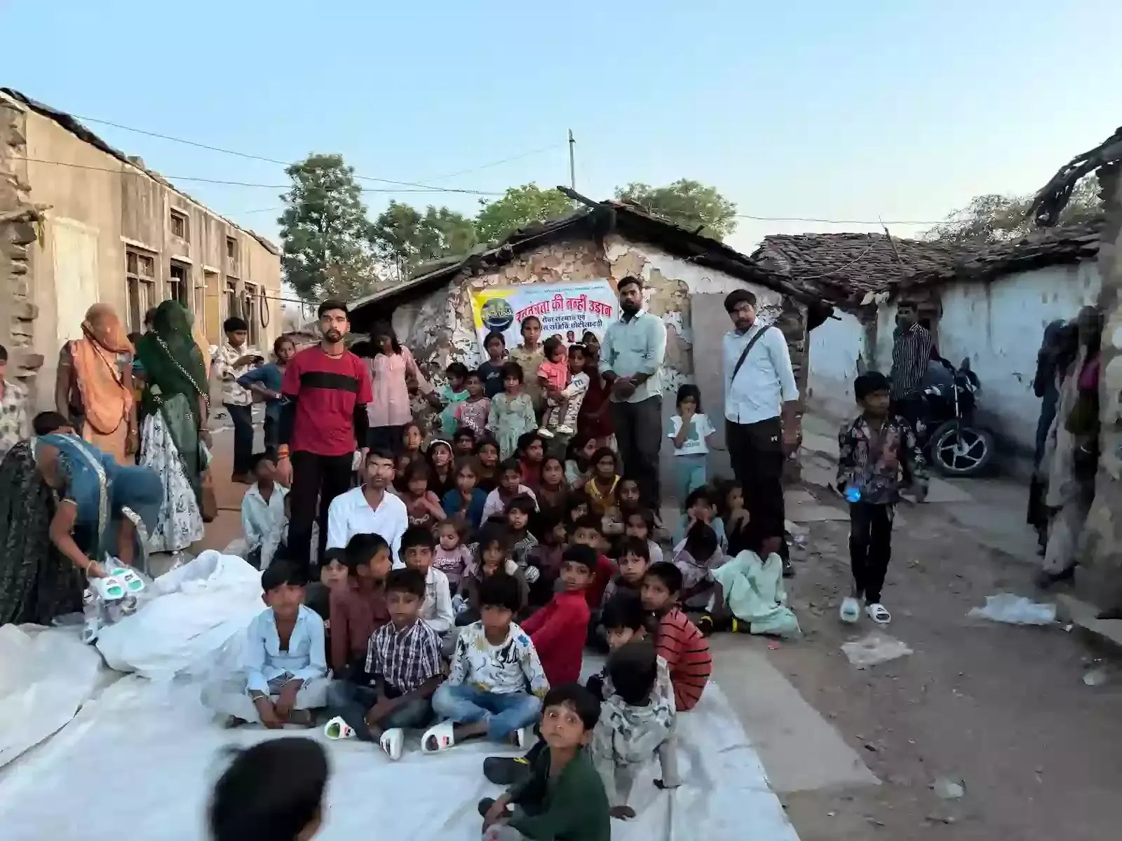 सोमपुर कमोलिया में बच्चों को चप्पलें वितरित करते स्वतंत्रता की नन्ही उड़ान संस्था के सदस्य। सोमपुर कमोलिया में बच्चों को चप्पलें वितरित करते स्वतंत्रता की नन्ही उड़ान संस्था के सदस्य।
