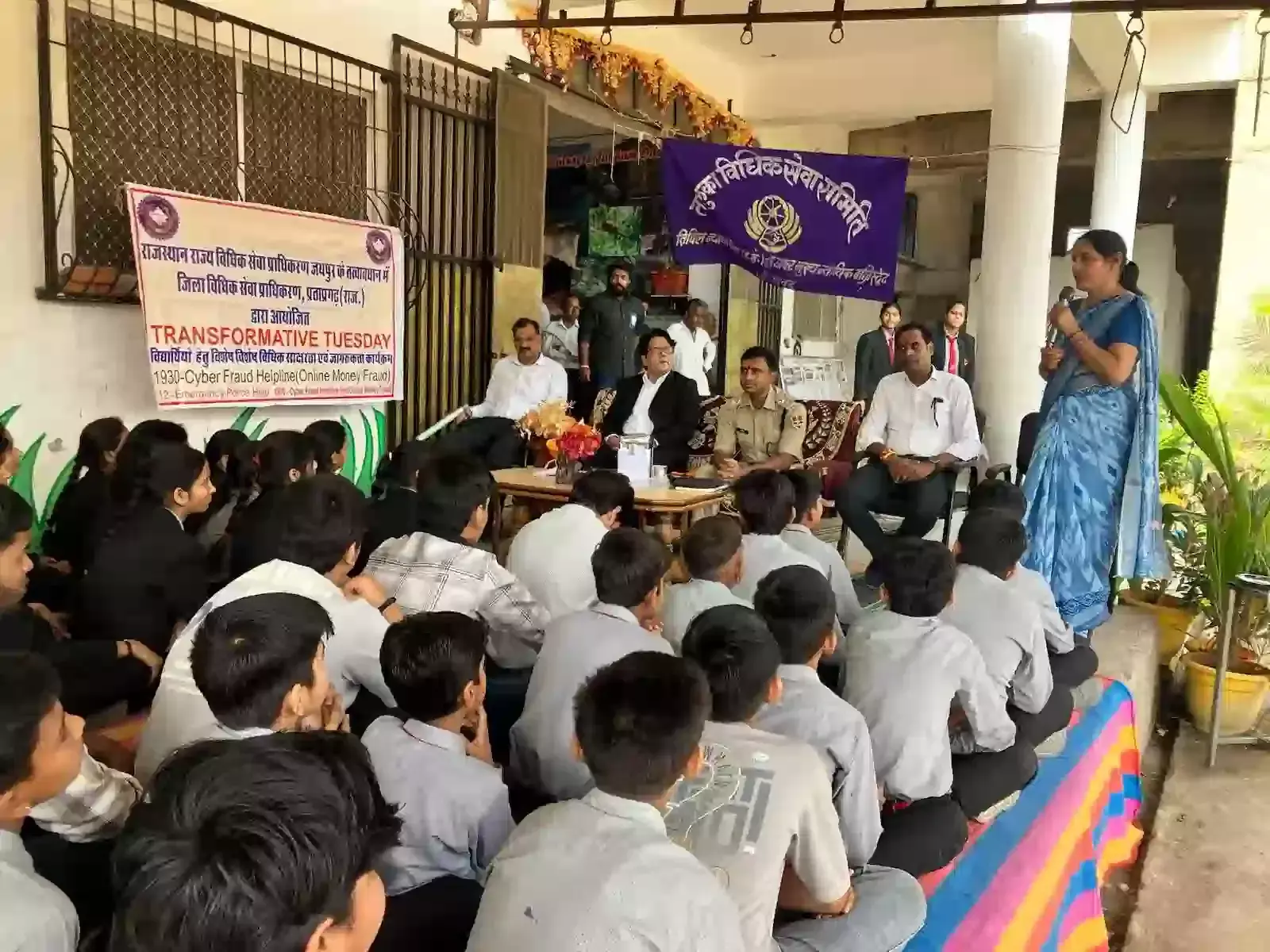धरियावद के सोफिया स्कूल में साइबर अपराध जागरूकता कार्यक्रम के दौरान मंचासीन अतिथि और उपस्थित विद्यार्थी। धरियावद के सोफिया स्कूल में साइबर अपराध जागरूकता कार्यक्रम के दौरान मंचासीन अतिथि और उपस्थित विद्यार्थी।