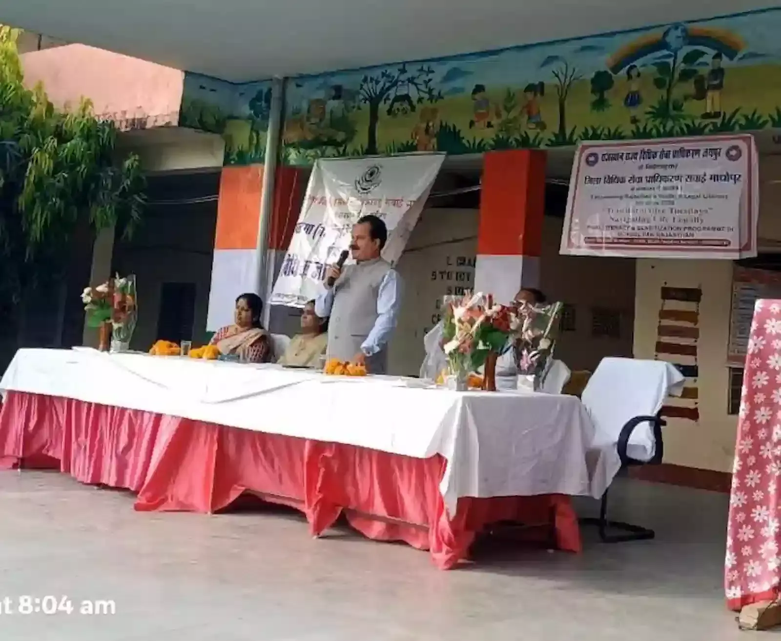 सवाई माधोपुर के विद्यालय में छात्र-छात्राओं को साइबर सुरक्षा और डिजिटल फ्रॉड से बचाव की जानकारी देते न्यायिक अधिकारी।
