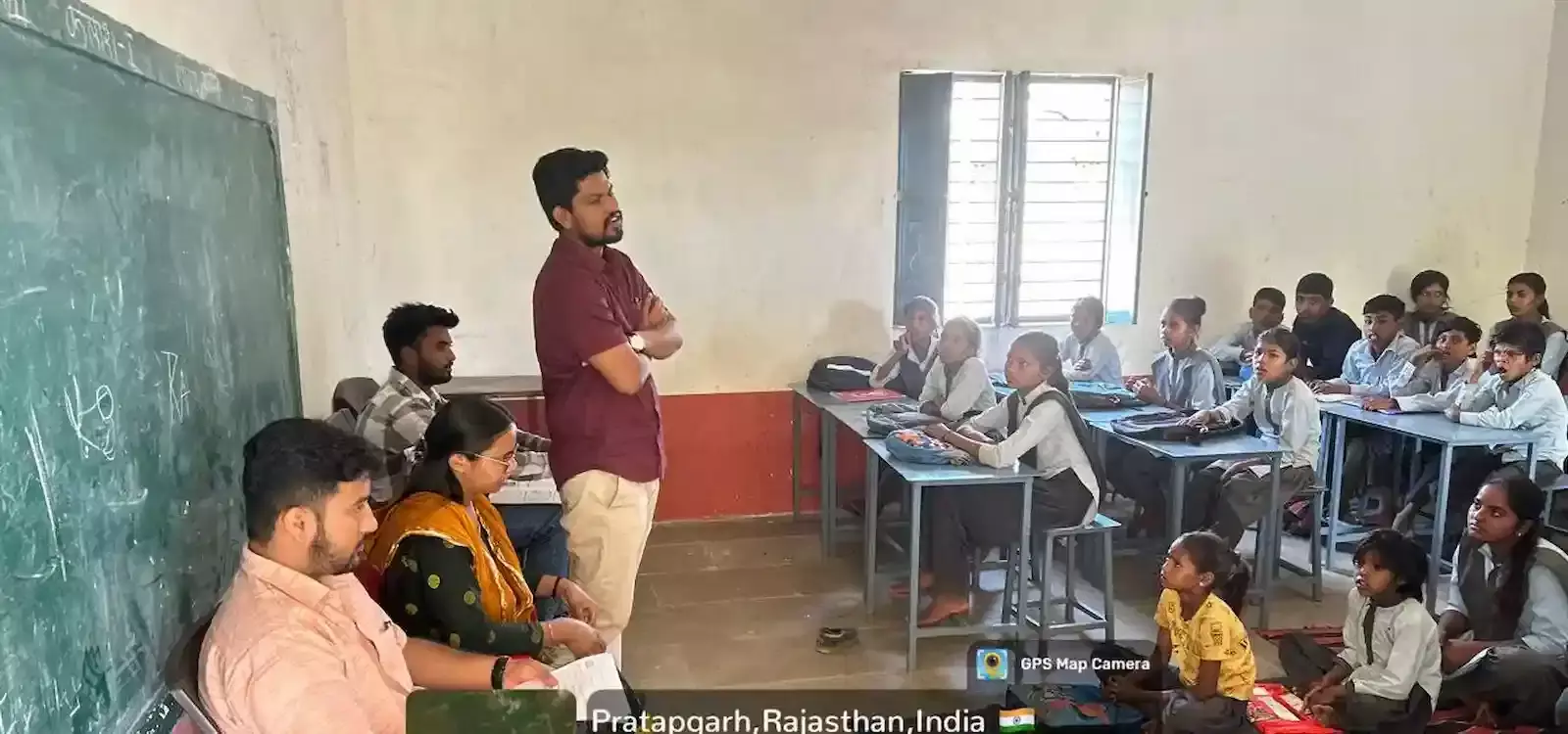 प्रतापगढ़ के विद्यालय में स्वास्थ्य और पोषण संबंधी प्रशिक्षण प्राप्त करते हुए स्कूली विद्यार्थी और उपस्थित खाद्य सुरक्षा विभाग के अधिकारी। प्रतापगढ़ के विद्यालय में स्वास्थ्य और पोषण संबंधी प्रशिक्षण प्राप्त करते हुए स्कूली विद्यार्थी और उपस्थित खाद्य सुरक्षा विभाग के अधिकारी।