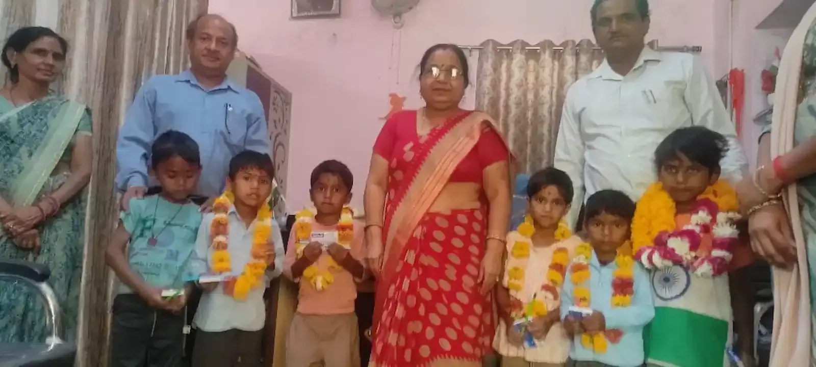 रवांजना चौड के सरकारी स्कूल में विद्यार्थियों का स्वागत करती मुख्य जिला शिक्षा अधिकारी मीना लसाडिया और अन्य अधिकारी।