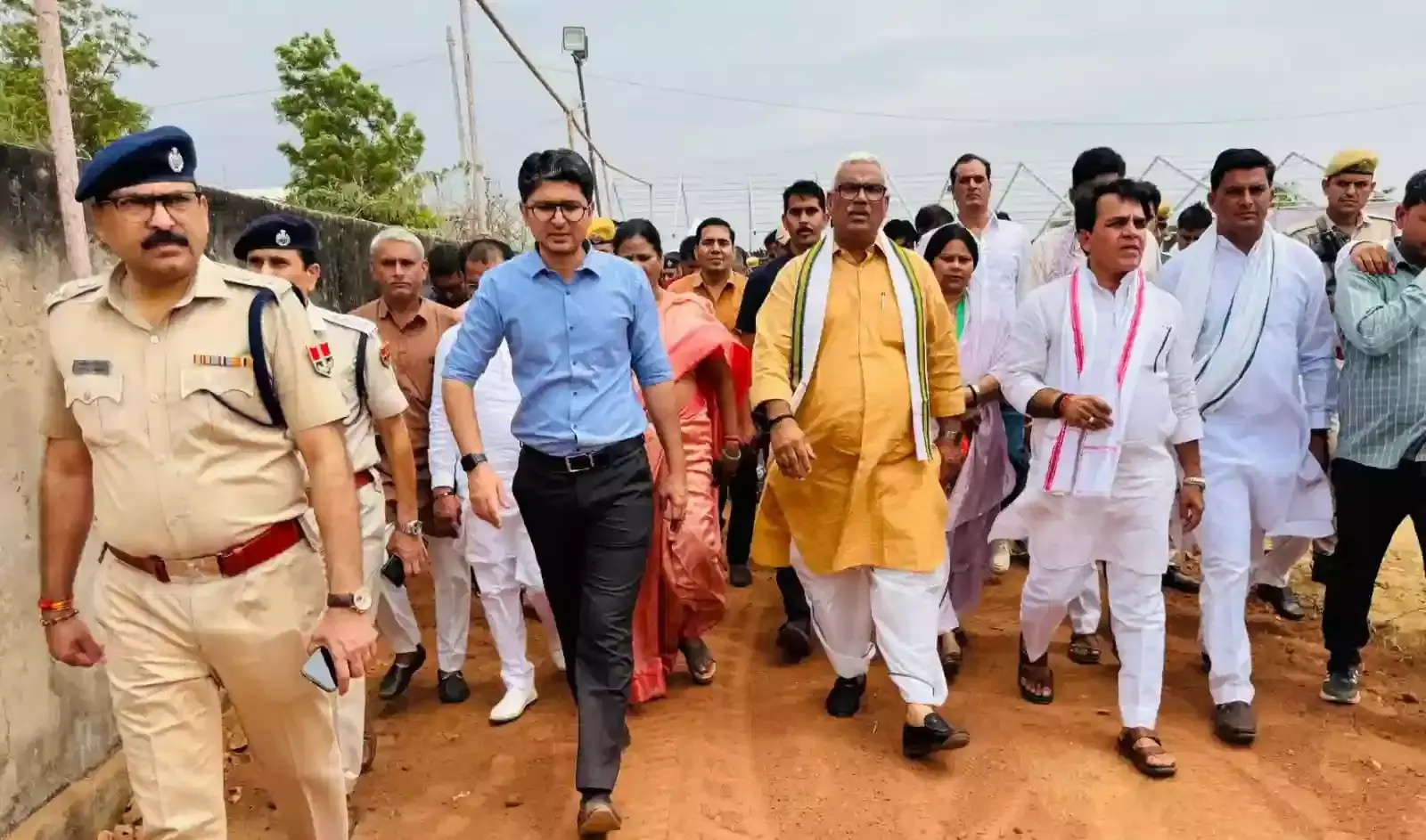 नांगल शेरपुर में मुख्यमंत्री दौरे की तैयारियों का निरीक्षण करते प्रभारी मंत्री जवाहर सिंह बेढ़म और प्रशासनिक अधिकारी।