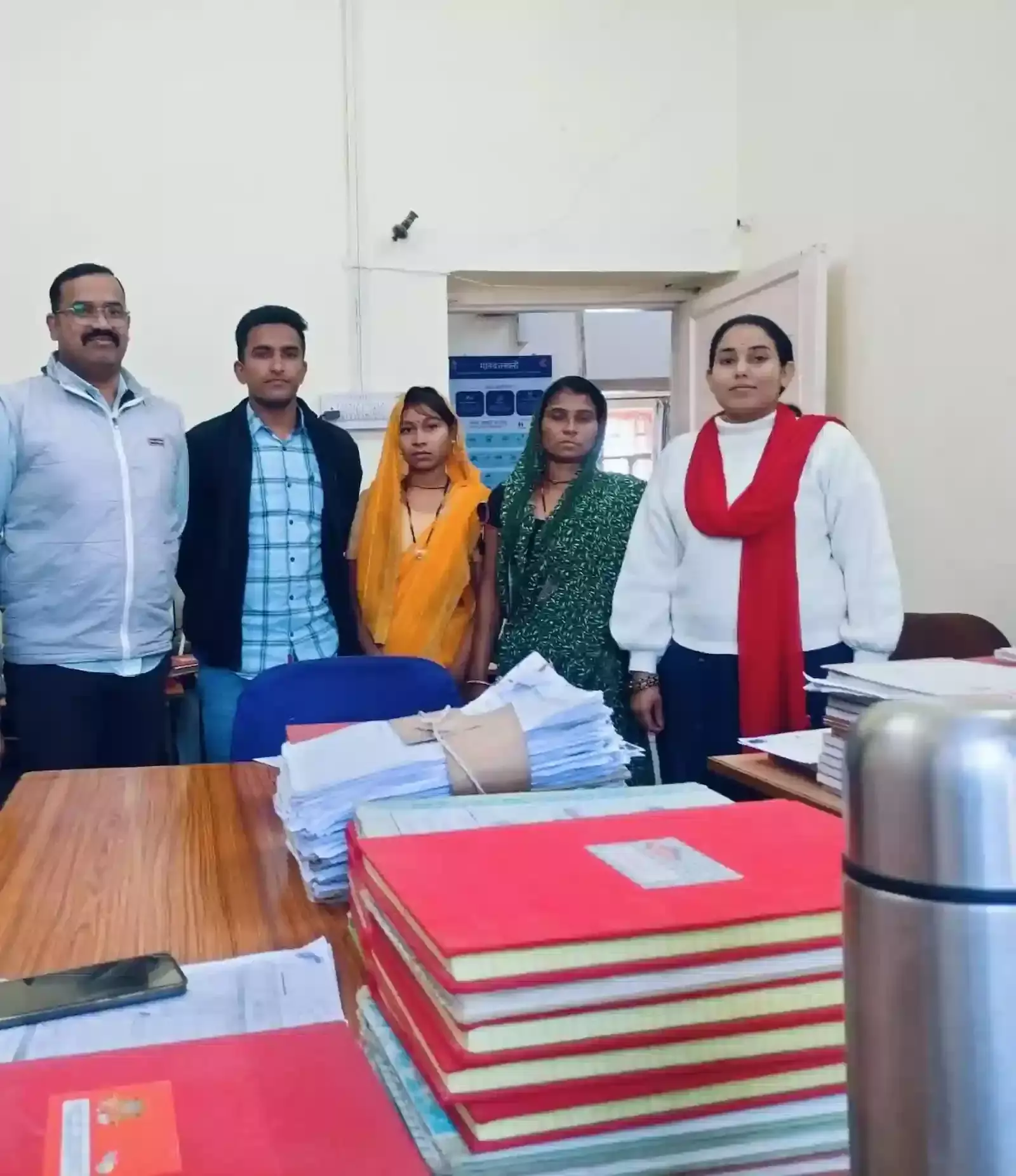 बारां पुलिस मुख्यालय में ऑपरेशन तलाश के तहत बरामद किए गए गुमशुदा लोगों की जानकारी देते पुलिस अधिकारी। बारां पुलिस मुख्यालय में ऑपरेशन तलाश के तहत बरामद किए गए गुमशुदा लोगों की जानकारी देते पुलिस अधिकारी।