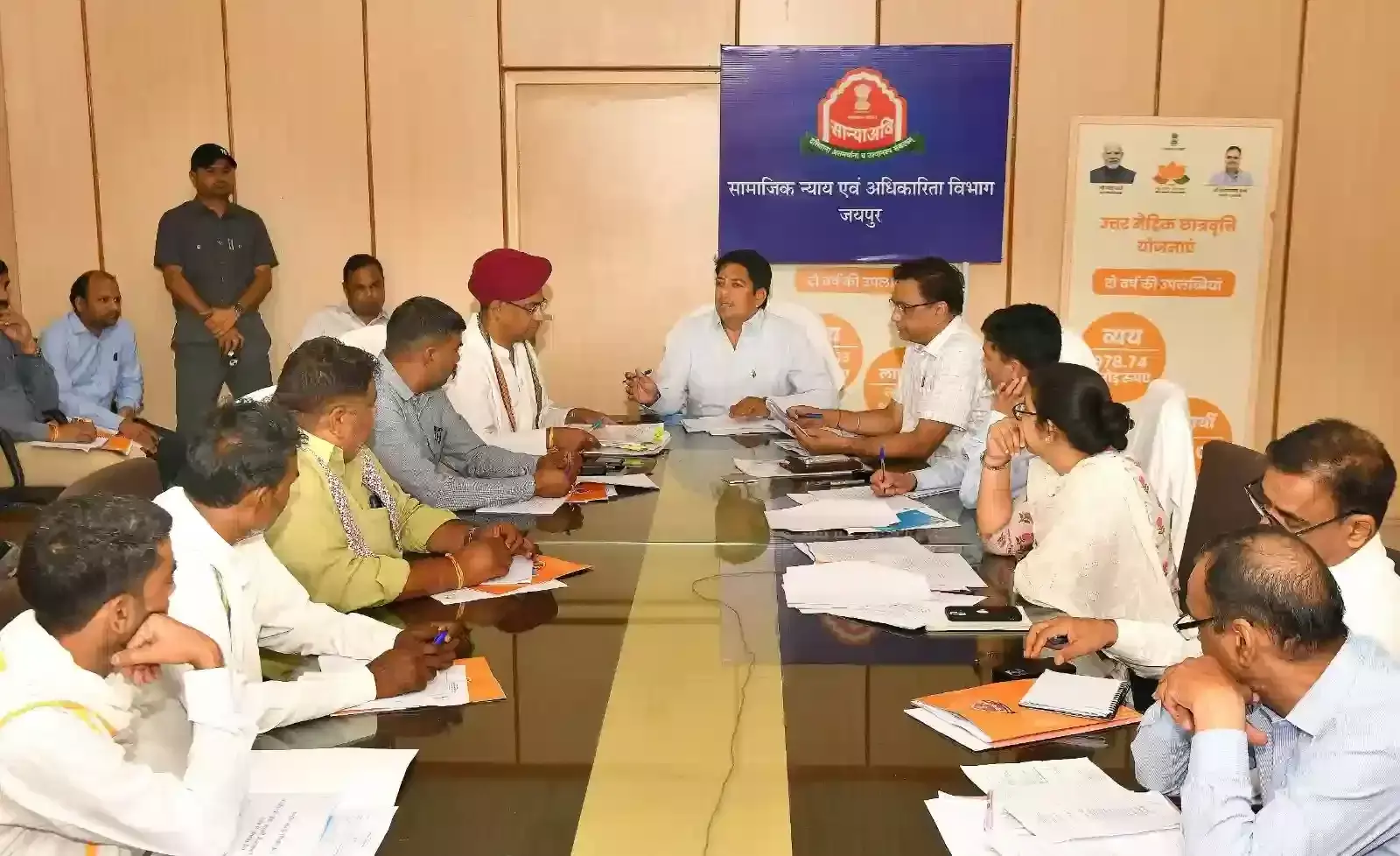 जयपुर के अंबेडकर भवन में देवनारायण योजना की समीक्षा बैठक लेते मंत्री अविनाश गहलोत और अधिकारी। जयपुर के अंबेडकर भवन में देवनारायण योजना की समीक्षा बैठक लेते मंत्री अविनाश गहलोत और अधिकारी।