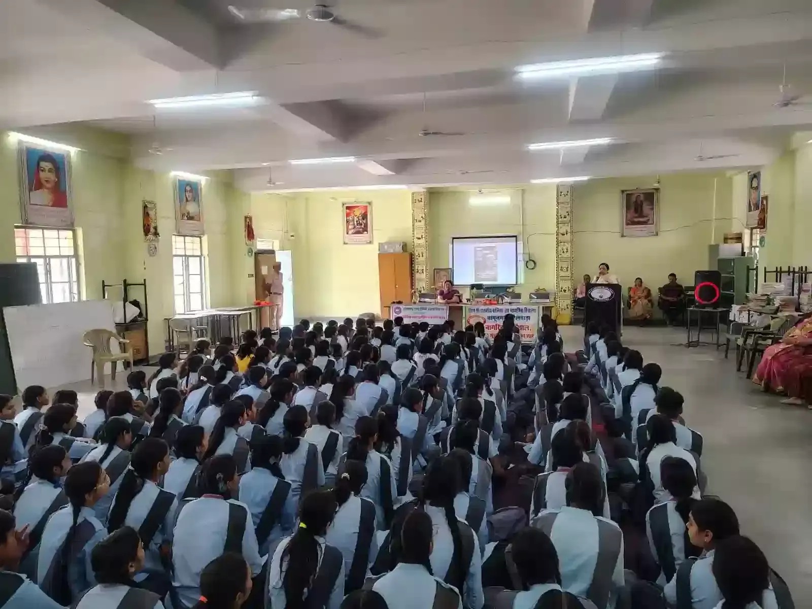 भीलवाड़ा के बापू नगर विद्यालय में विधिक जागरूकता शिविर के दौरान छात्राओं को साइबर सुरक्षा की जानकारी देतीं न्यायिक अधिकारी ग्रीष्मा शर्मा। भीलवाड़ा के बापू नगर विद्यालय में विधिक जागरूकता शिविर के दौरान छात्राओं को साइबर सुरक्षा की जानकारी देतीं न्यायिक अधिकारी ग्रीष्मा शर्मा।
