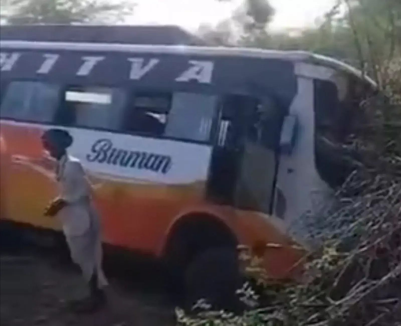 भीलवाड़ा के बेलावा गांव में खाई में पलटी हुई निजी स्कूल बस और बचाव कार्य करते स्थानीय ग्रामीण। भीलवाड़ा के बेलावा गांव में खाई में पलटी हुई निजी स्कूल बस और बचाव कार्य करते स्थानीय ग्रामीण।