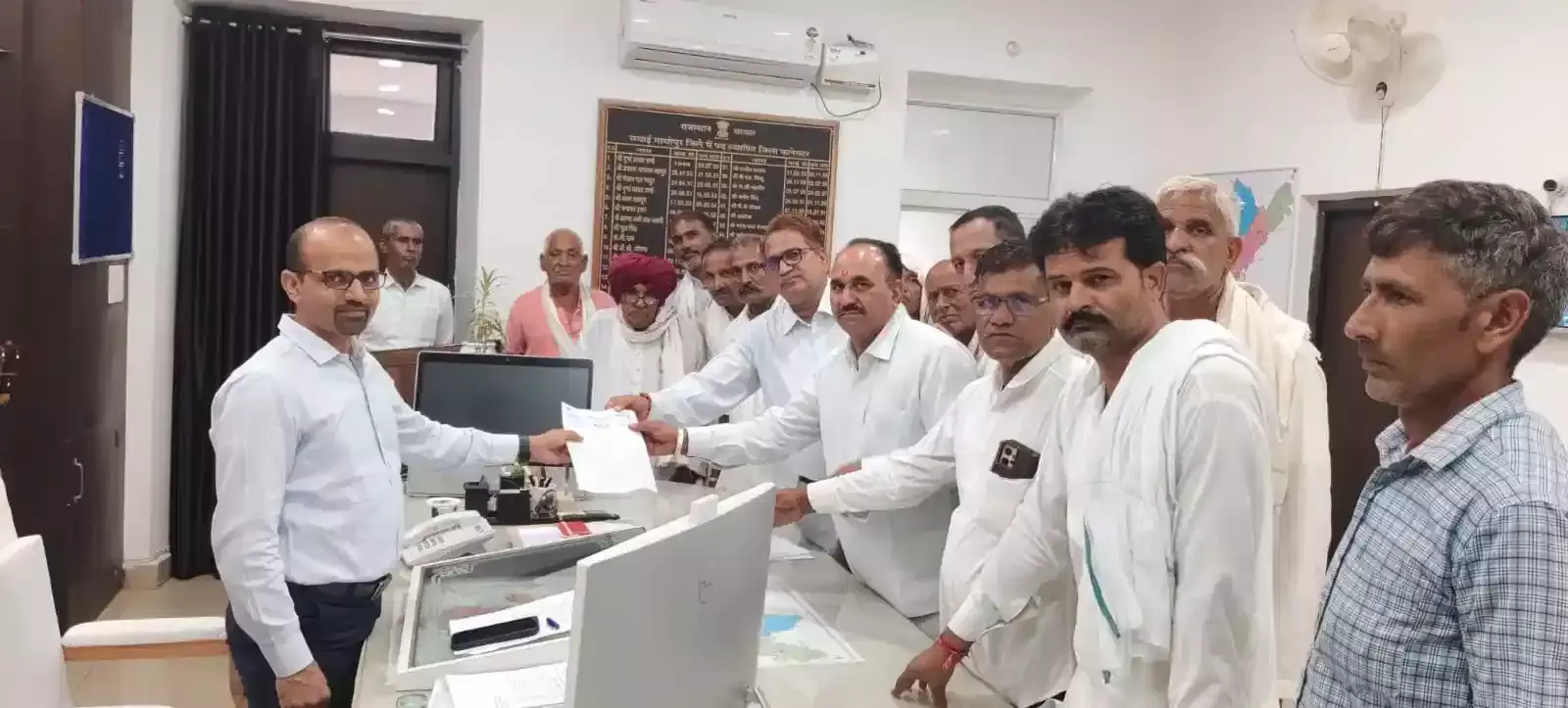 सवाई माधोपुर में कलेक्टर को ज्ञापन देते गुर्जर समाज के लोग कर्नल किरोड़ी सिंह बैंसला की प्रतिमा स्थापना के संदर्भ में।