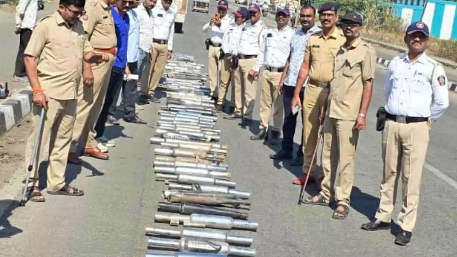 लातूर: ध्वनि प्रदूषण के खिलाफ बड़ी कार्रवाई, ₹9.18 लाख का सामान रोड रोलर से किया नष्ट लातूर: ध्वनि प्रदूषण के खिलाफ बड़ी कार्रवाई, ₹9.18 लाख का सामान रोड रोलर से किया नष्ट