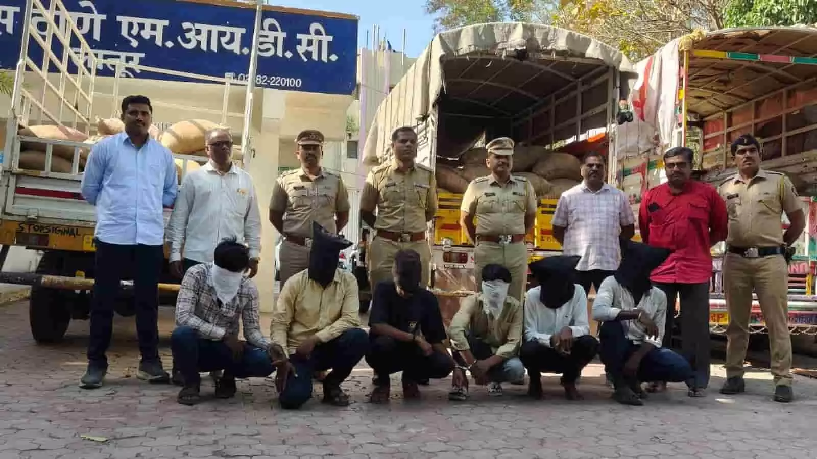 लातूर: MIDC पुलिस ने सोयाबीन चोरी गिरोह का किया भंडाफोड़, 6 आरोपी गिरफ्तार लातूर: MIDC पुलिस ने सोयाबीन चोरी गिरोह का किया भंडाफोड़, 6 आरोपी गिरफ्तार