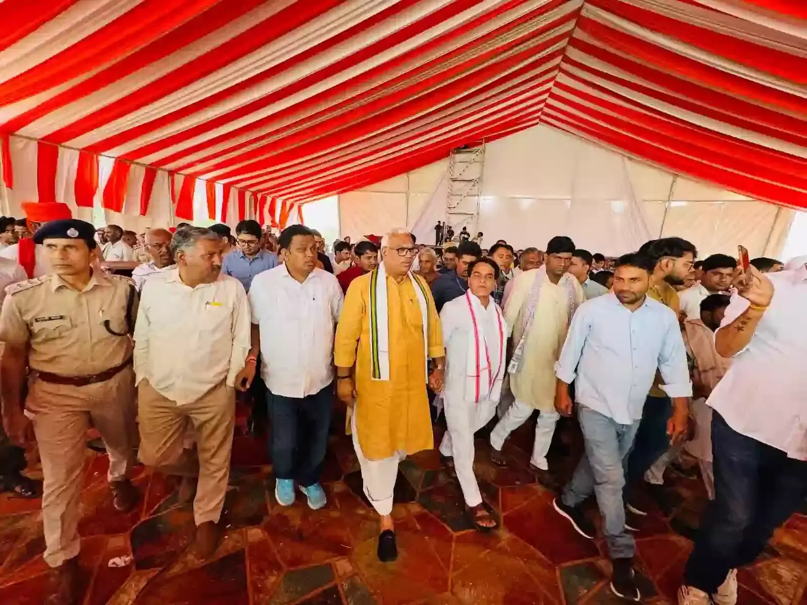 नांगल शेरपुर में मुख्यमंत्री के दौरे हेतु सभा स्थल पर सुरक्षा व्यवस्थाओं का निरीक्षण करते प्रभारी मंत्री जवाहर सिंह बेढ़म।