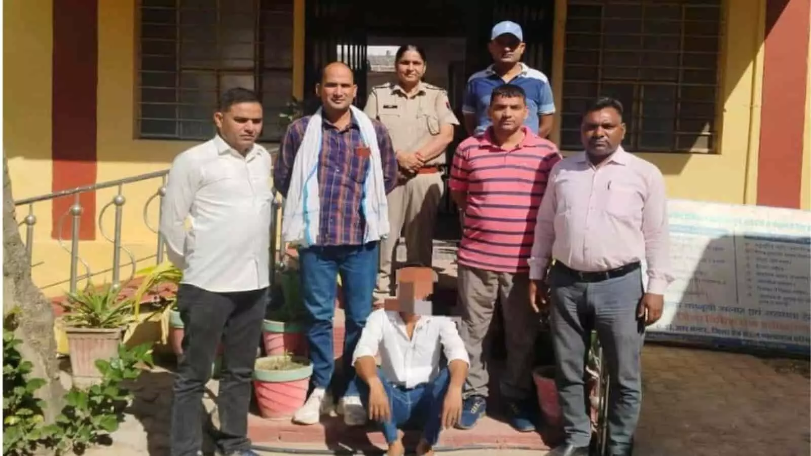 बारां: फेसबुक पर सस्ता ट्रक बेचने के नाम पर 50 लाख की ठगी करने वाला इनामी बदमाश गिरफ्तार बारां: फेसबुक पर सस्ता ट्रक बेचने के नाम पर 50 लाख की ठगी करने वाला इनामी बदमाश गिरफ्तार
