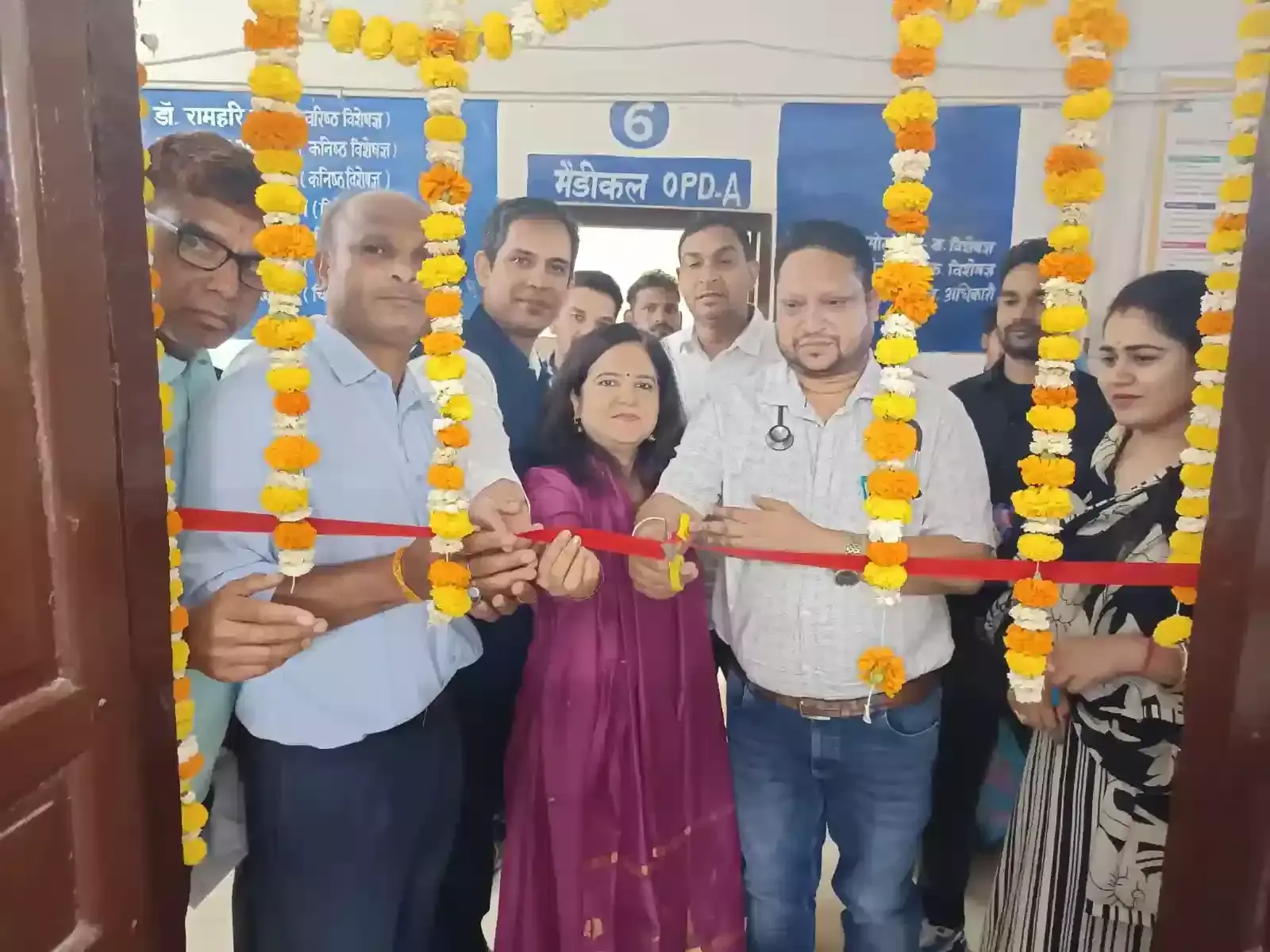 करौली जिला अस्पताल में डॉ. भुवनेश बंसल और तुषारा शंकर द्वारा नए एनसीडी क्लिनिक का उद्घाटन करते हुए दृश्य।