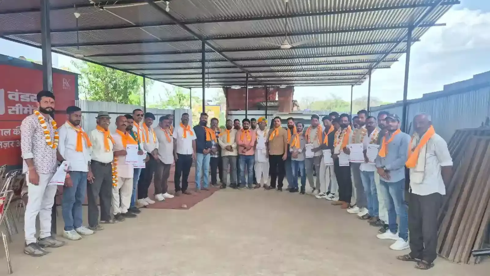 गोगुंदा में श्री राष्ट्रीय राजपूत करणी सेना की बैठक के दौरान मंच पर मौजूद पदाधिकारी और उपस्थित कार्यकर्ता। गोगुंदा में श्री राष्ट्रीय राजपूत करणी सेना की बैठक के दौरान मंच पर मौजूद पदाधिकारी और उपस्थित कार्यकर्ता।