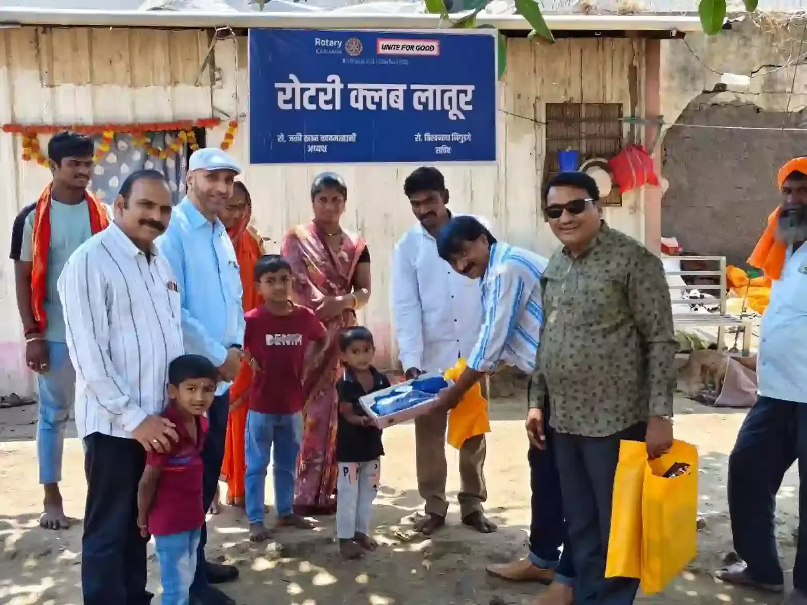 खाडगाव रोड श्मशान भूमि में रोटरी क्लब लातूर के सदस्य जरूरतमंद परिवार को कपड़े और सहायता सामग्री भेंट कर रहे हैं। खाडगाव रोड श्मशान भूमि में रोटरी क्लब लातूर के सदस्य जरूरतमंद परिवार को कपड़े और सहायता सामग्री भेंट कर रहे हैं।