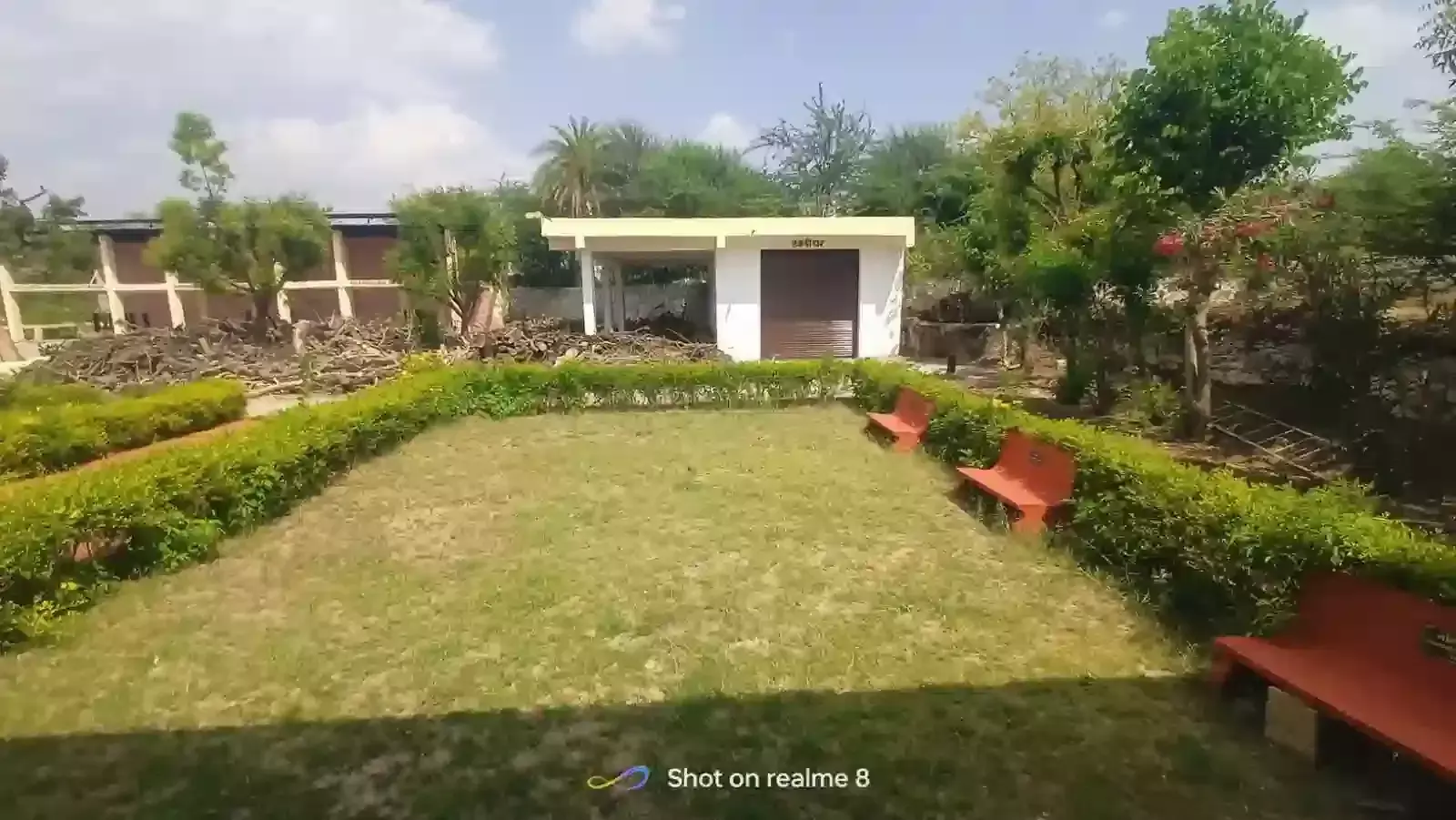 केलवा के नेशनल हाईवे पर नवनिर्मित आधुनिक सुविधाओं से सुसज्जित मोक्ष धाम परिसर का बाहरी दृश्य।