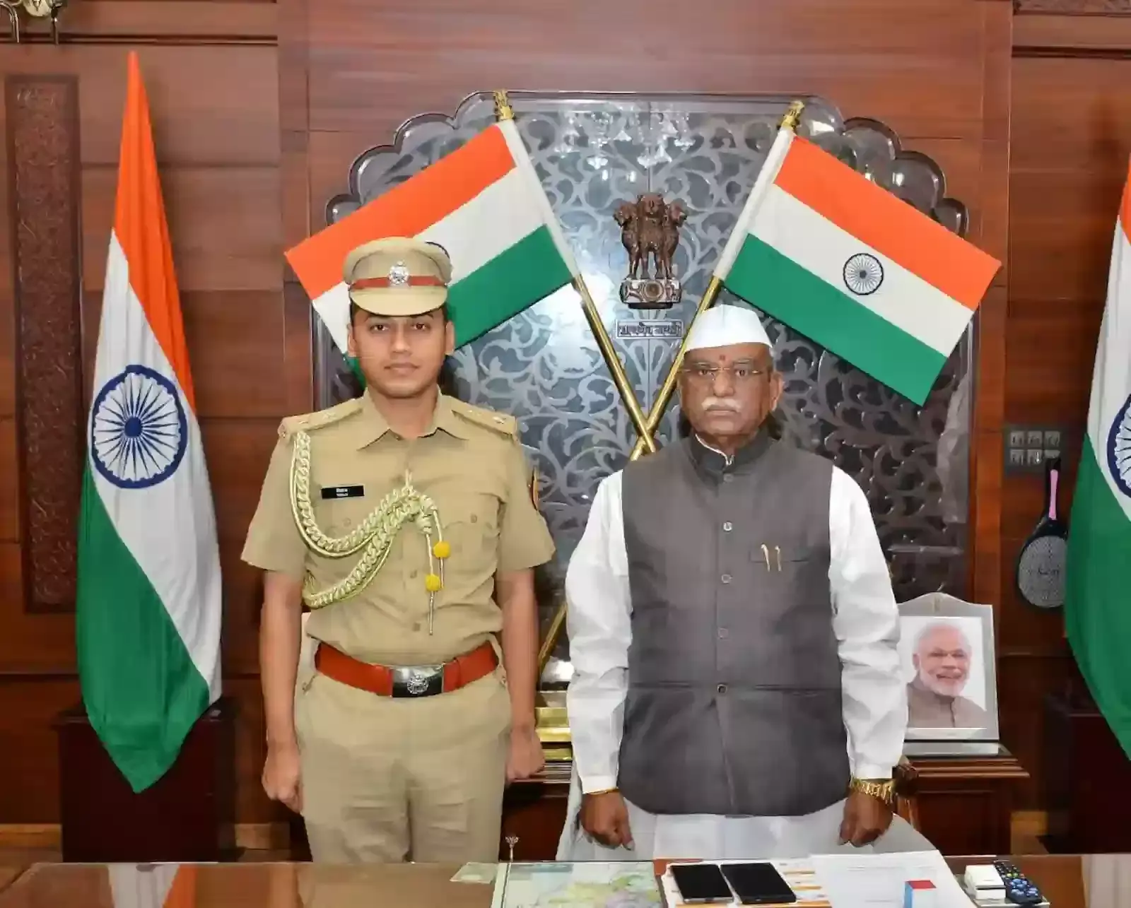 आईपीएस अधिकारी विनय कुमार राज्यपाल के परिसहाय के रूप में राजभवन जयपुर में पदभार संभाल रहे हैं। आईपीएस अधिकारी विनय कुमार राज्यपाल के परिसहाय के रूप में राजभवन जयपुर में पदभार संभाल रहे हैं।